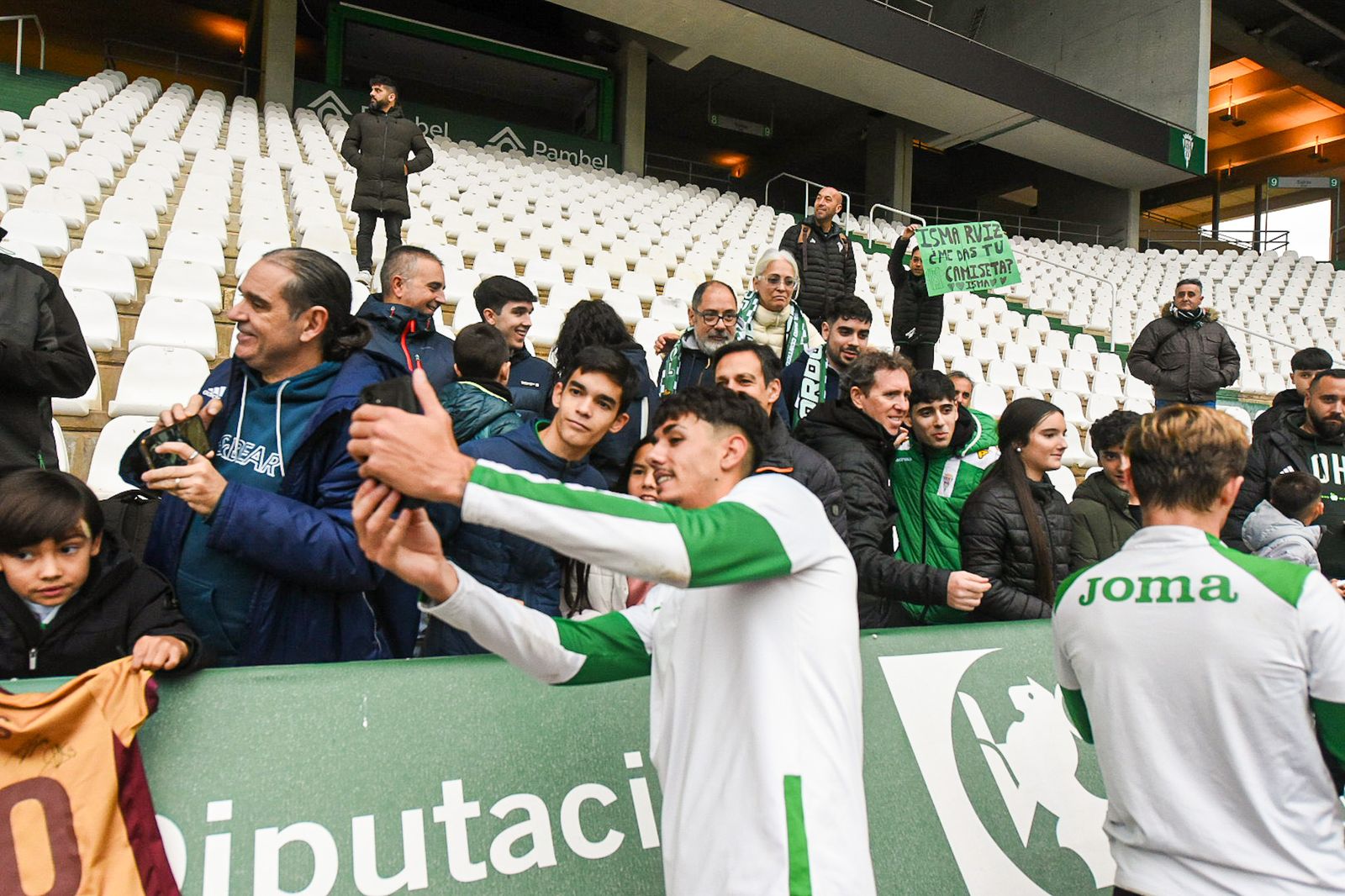 El Córdoba CF se deja querer por su afición en el Día de Año Nuevo: las fotos del entrenamiento de puertas abiertas