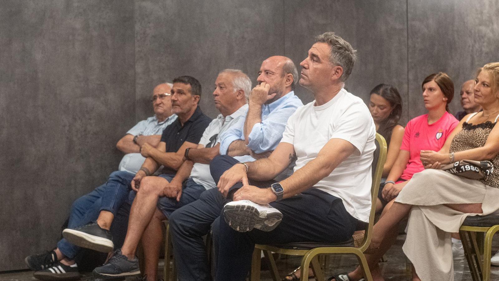 Parte del Consejo de Administración del Real Jaén, en el acto de ayer.