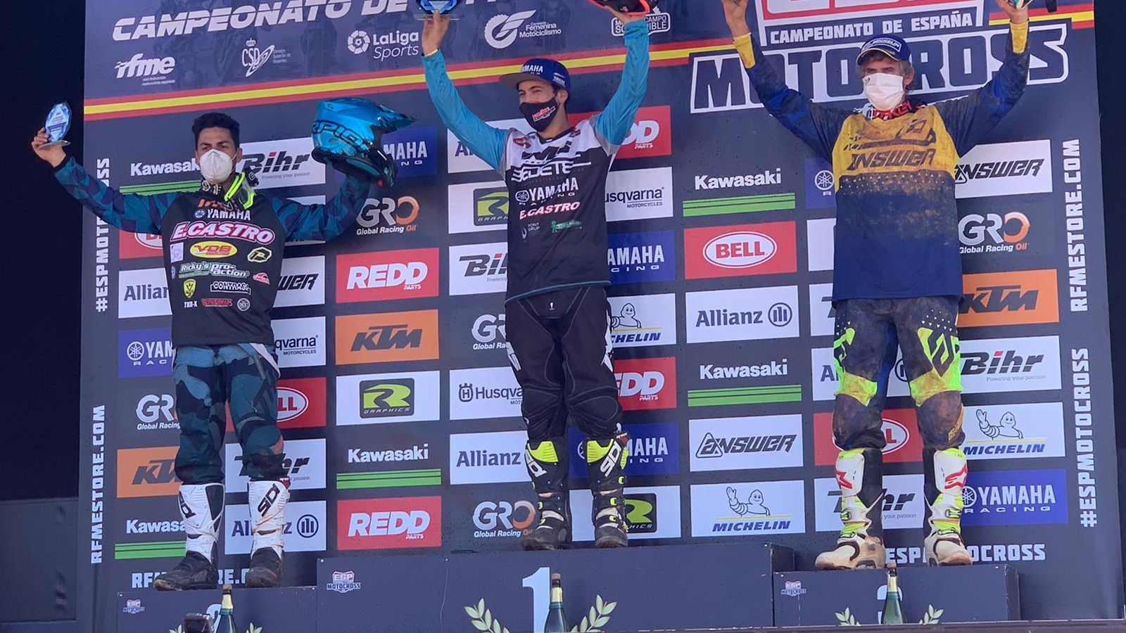 El equipo Yamaha E. Castro se hizo con los dos primeros puestos en la MXMáster35 , con Carlos Campano y Raúl Álvarez . Les acompañó en el podio Ramón Brucart.