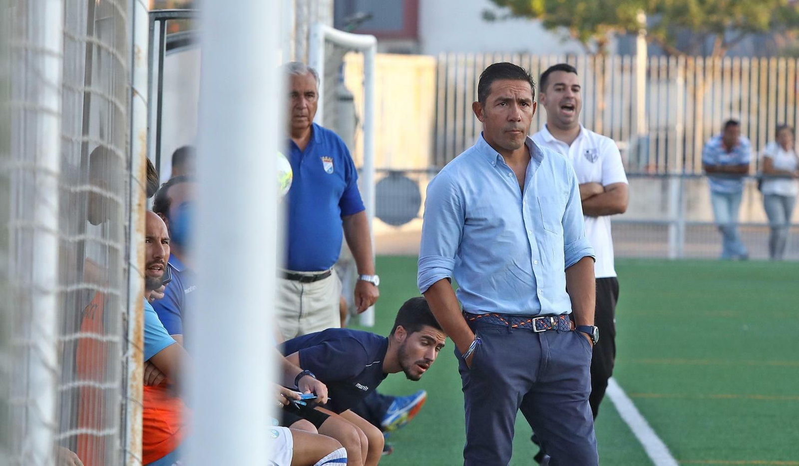 Juan Carlos sufrió muchísimo en la banda ante el Conil.