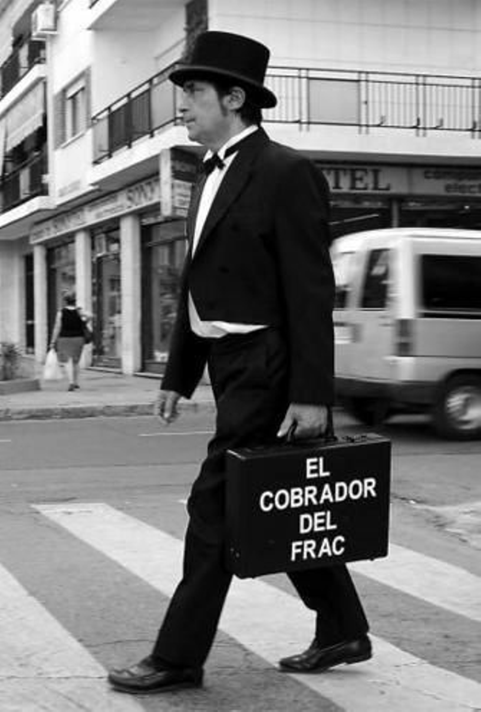 Un cobrador del frac, en plena faena. Un cobrador del frac, en plena faena.