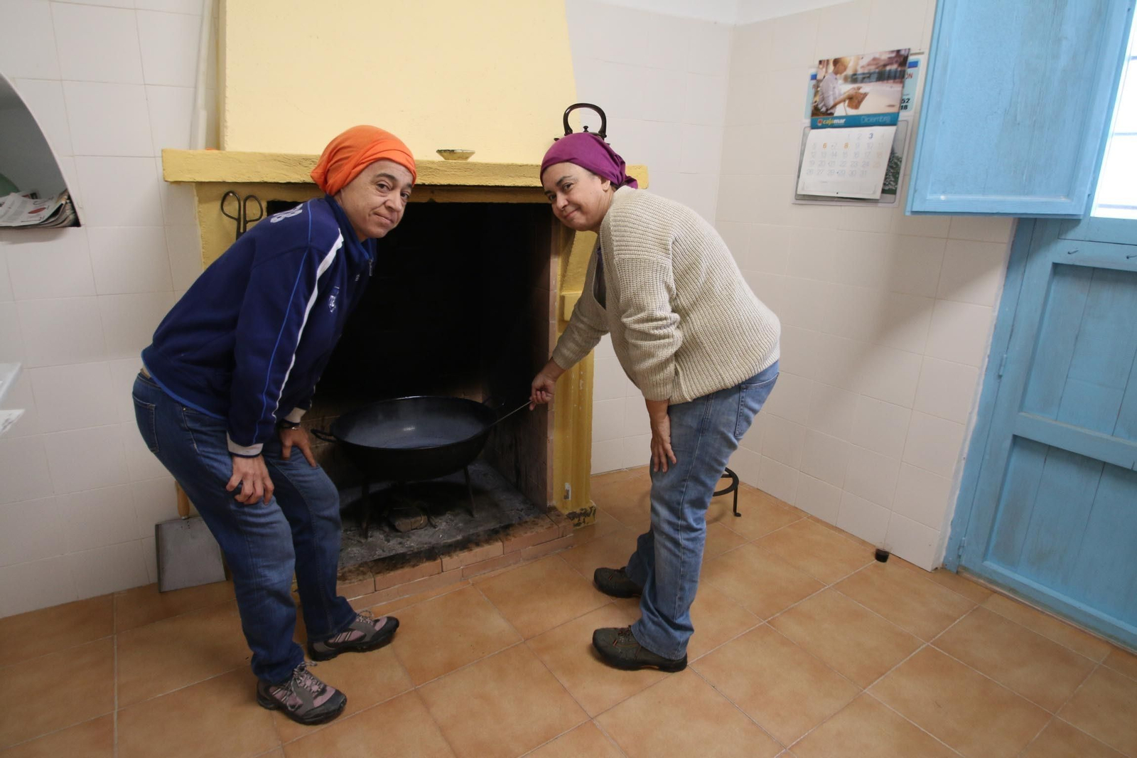 Carmen y Yolanda ante el fuego de leña donde hacen sus corservas.