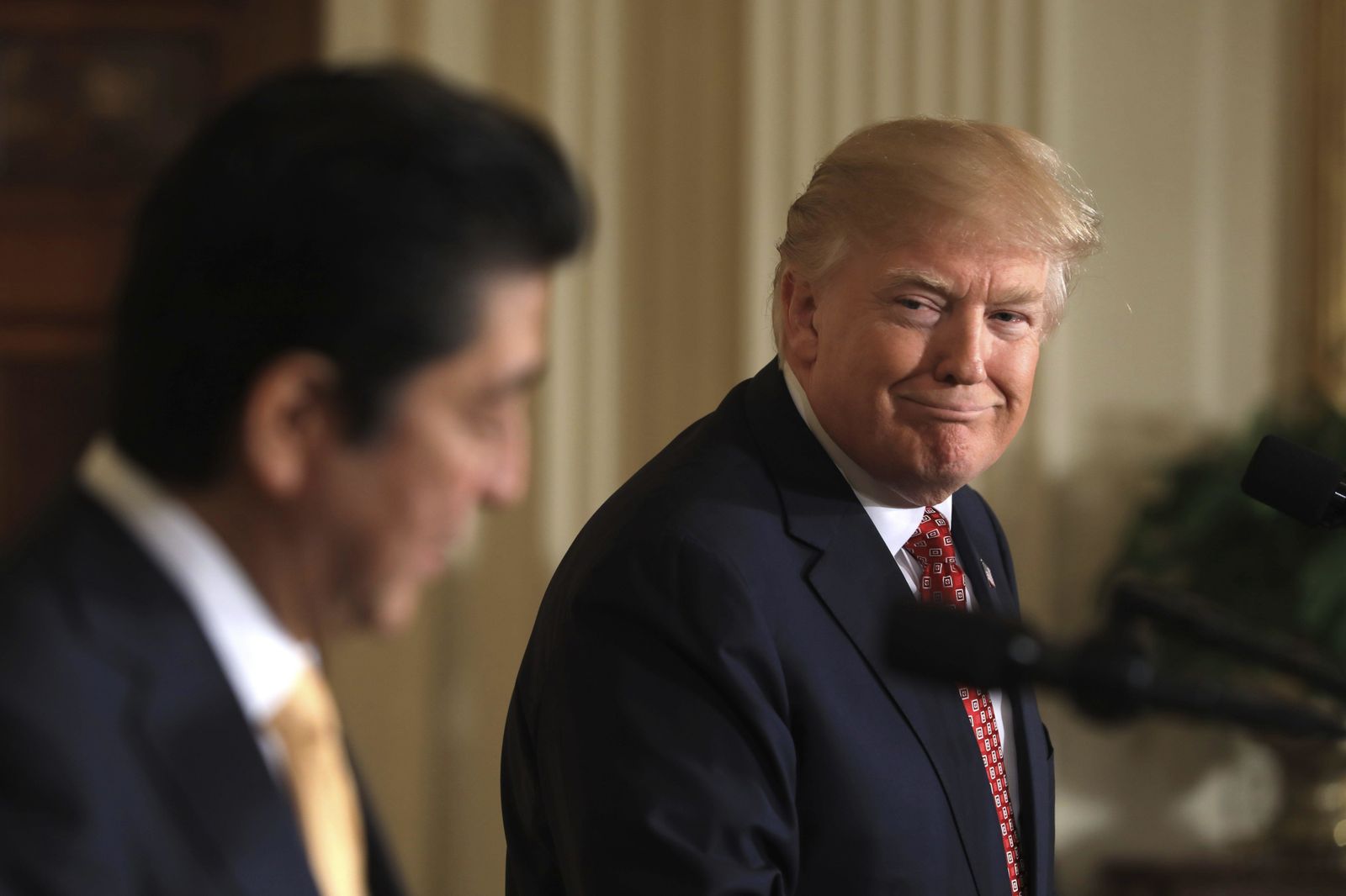 Trump, gesticula en un acto público.