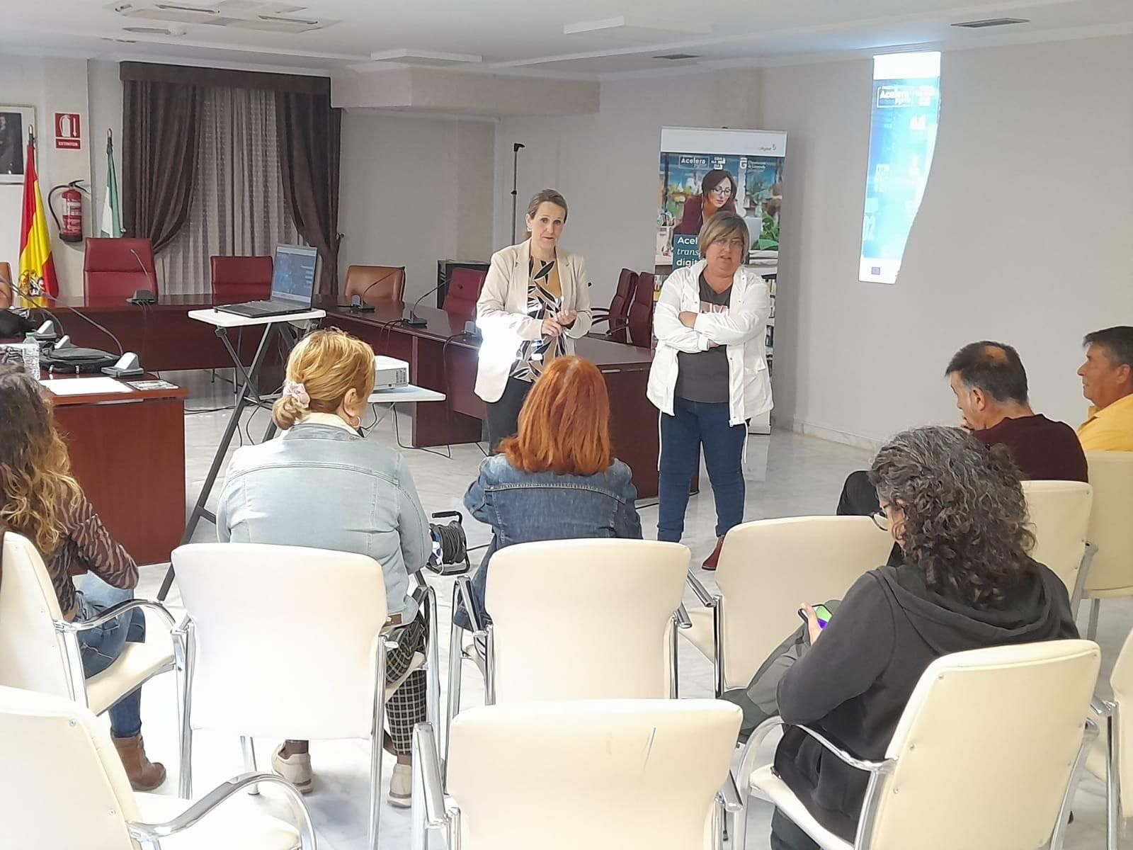 Diputación expone a los pequeños municipios de Granada su modelo para digitalizar empresas