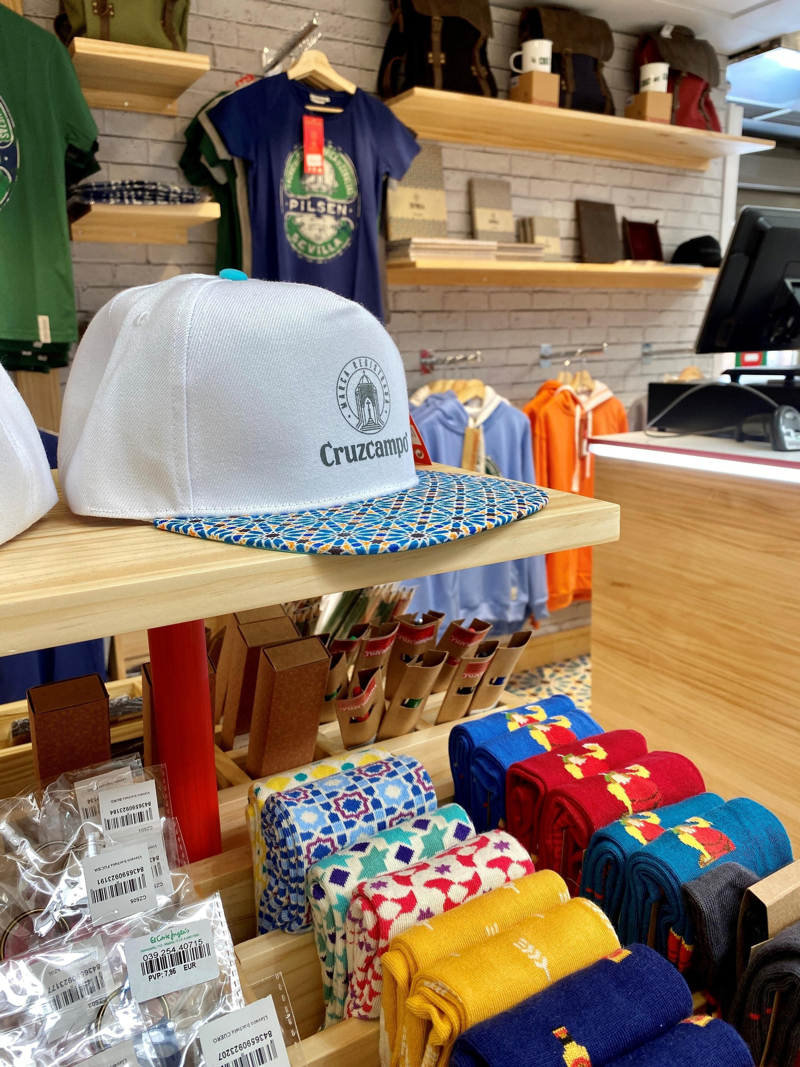 Camisetas, gorras, mochilas, toallas, calcetines, tazas, entre otros artículos pueden comprarse.