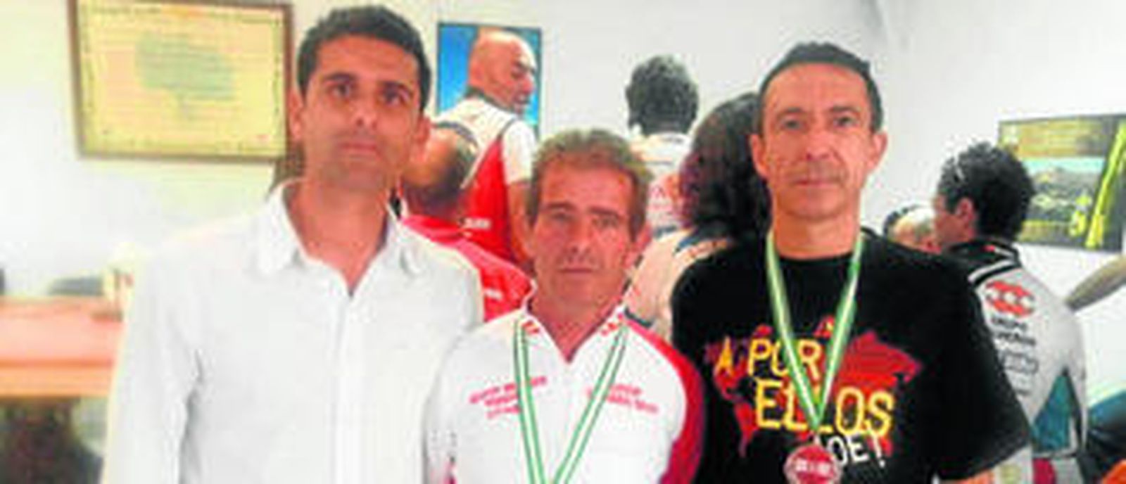 José María Merchán, presidente de la Federación Andaluza de Triatlón, junto a Yuma (centro) y García (derecha).