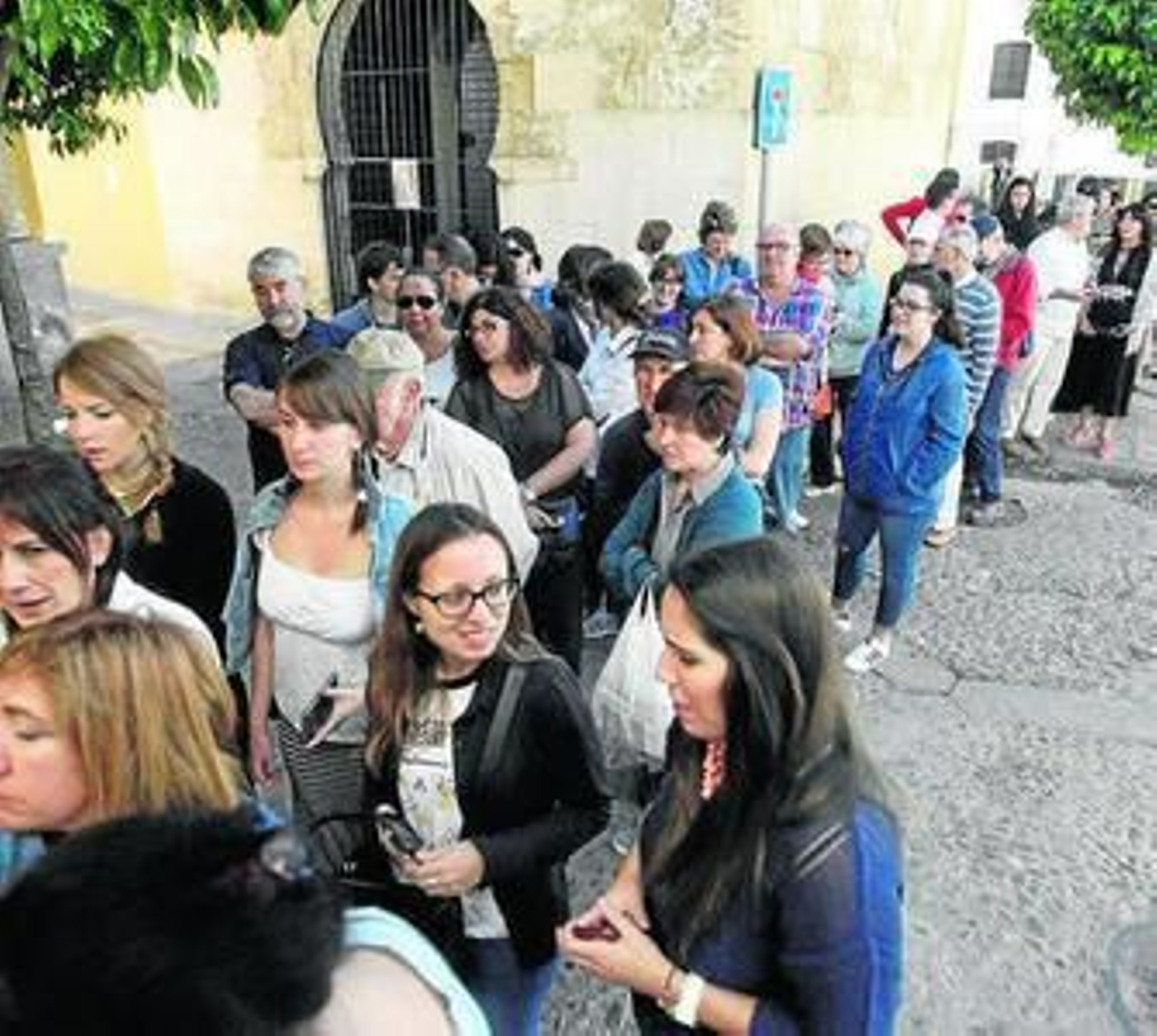 Turistas en el entorno del Alcázar Viejo y Caballerizas.