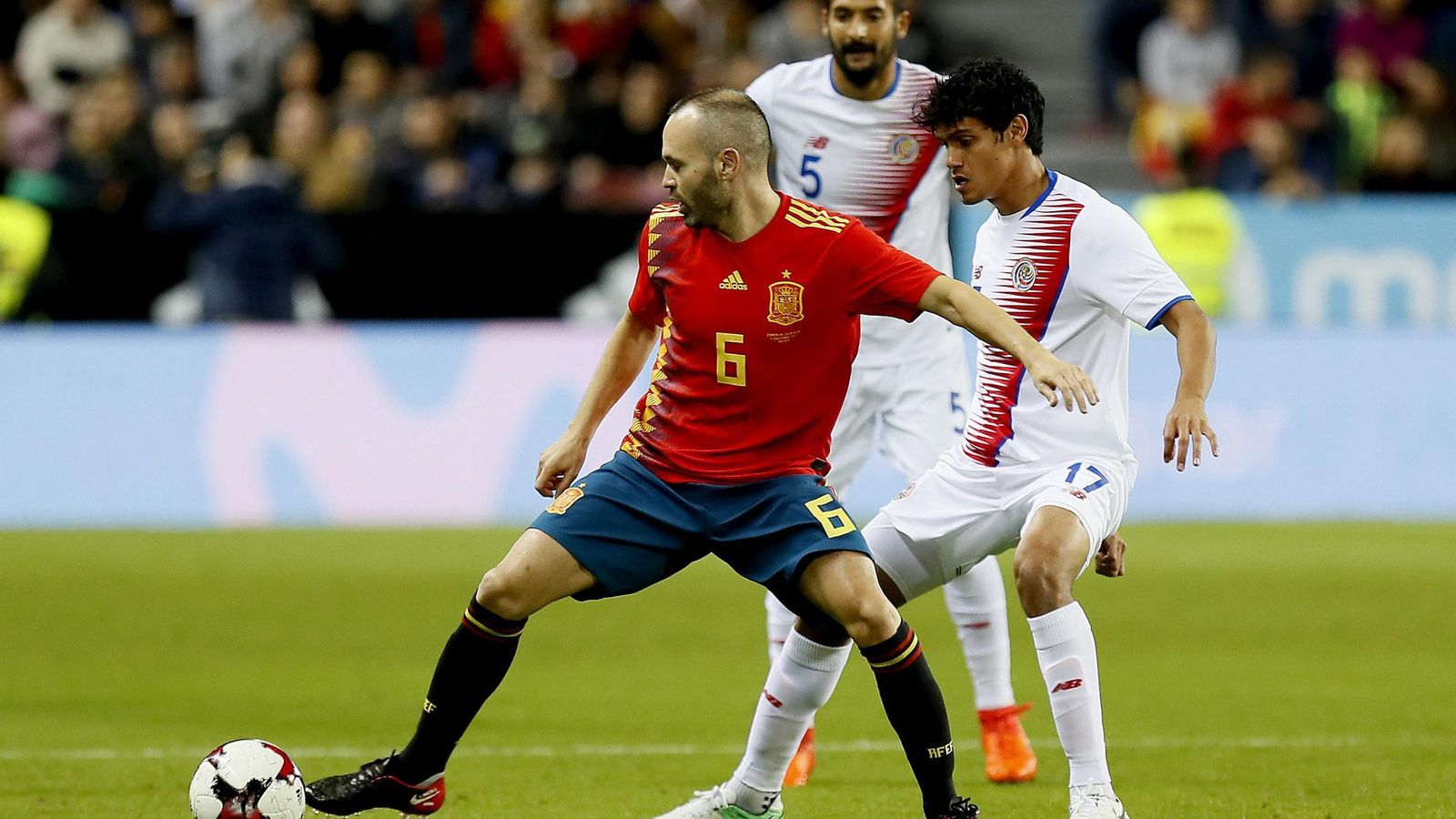 Las fotos de Andrés Iniesta en La Rosaleda con España y el Barcelona Las fotos de Andrés Iniesta en La Rosaleda con España y el Barcelona