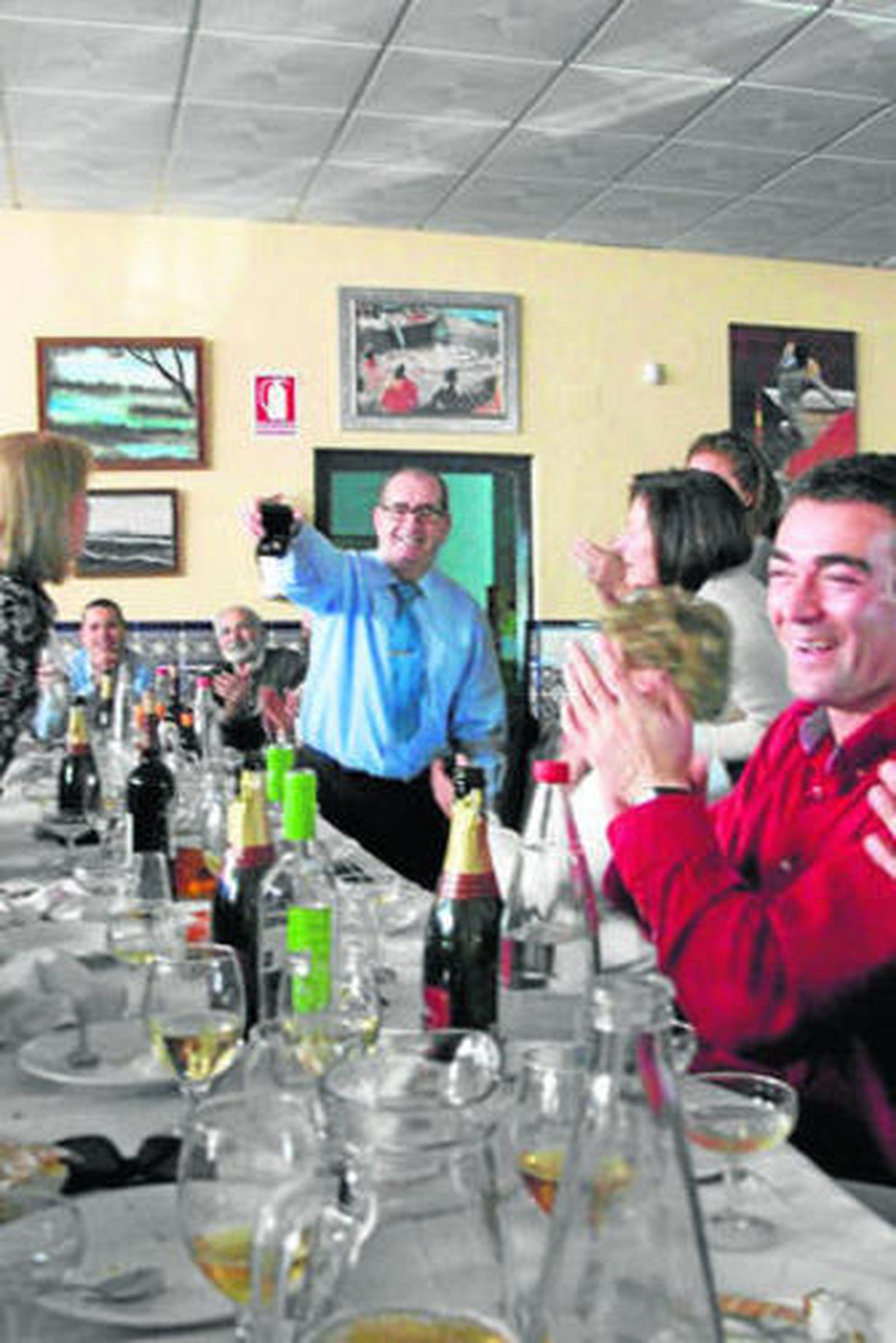 José Luis Díaz recoge el regalo de sus compañeros de colegio.