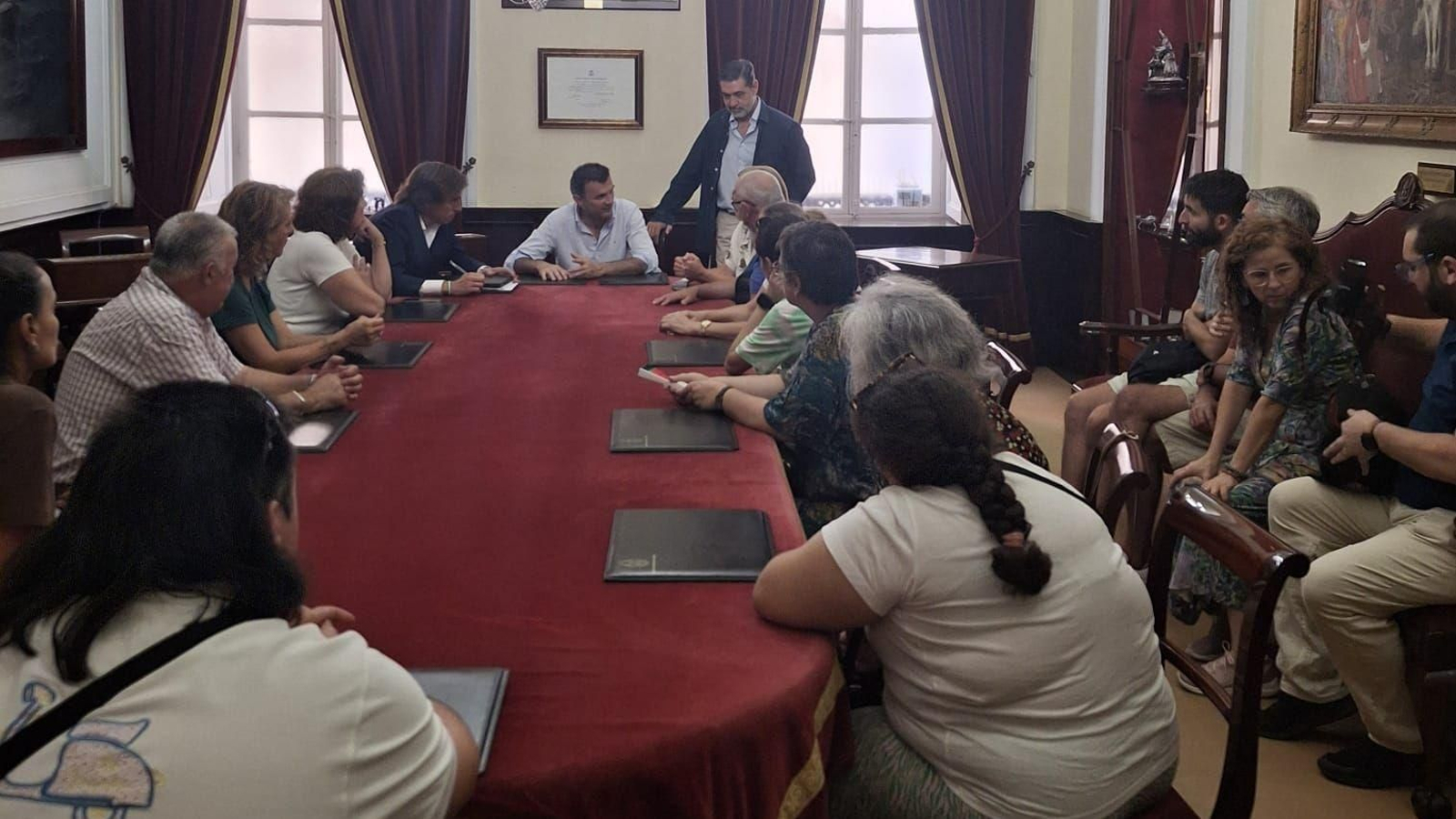 El alcalde y los ediles de Asuntos Sociales y Educación atienden a las familias de Abaniko tras el Pleno municipal al que no pudieron acceder.