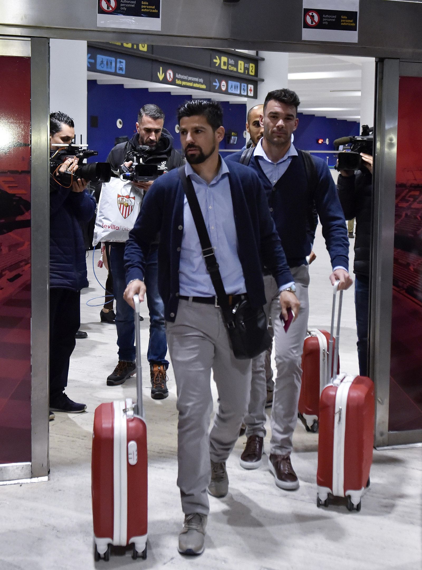 Llegada del Sevilla tras clasificarse a cuartos en Champions