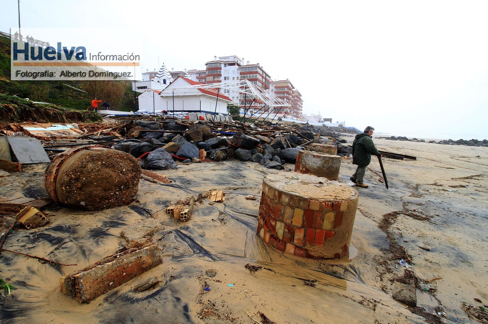Imágenes del temporal de viento y lluvia en la playa de Matalascañas