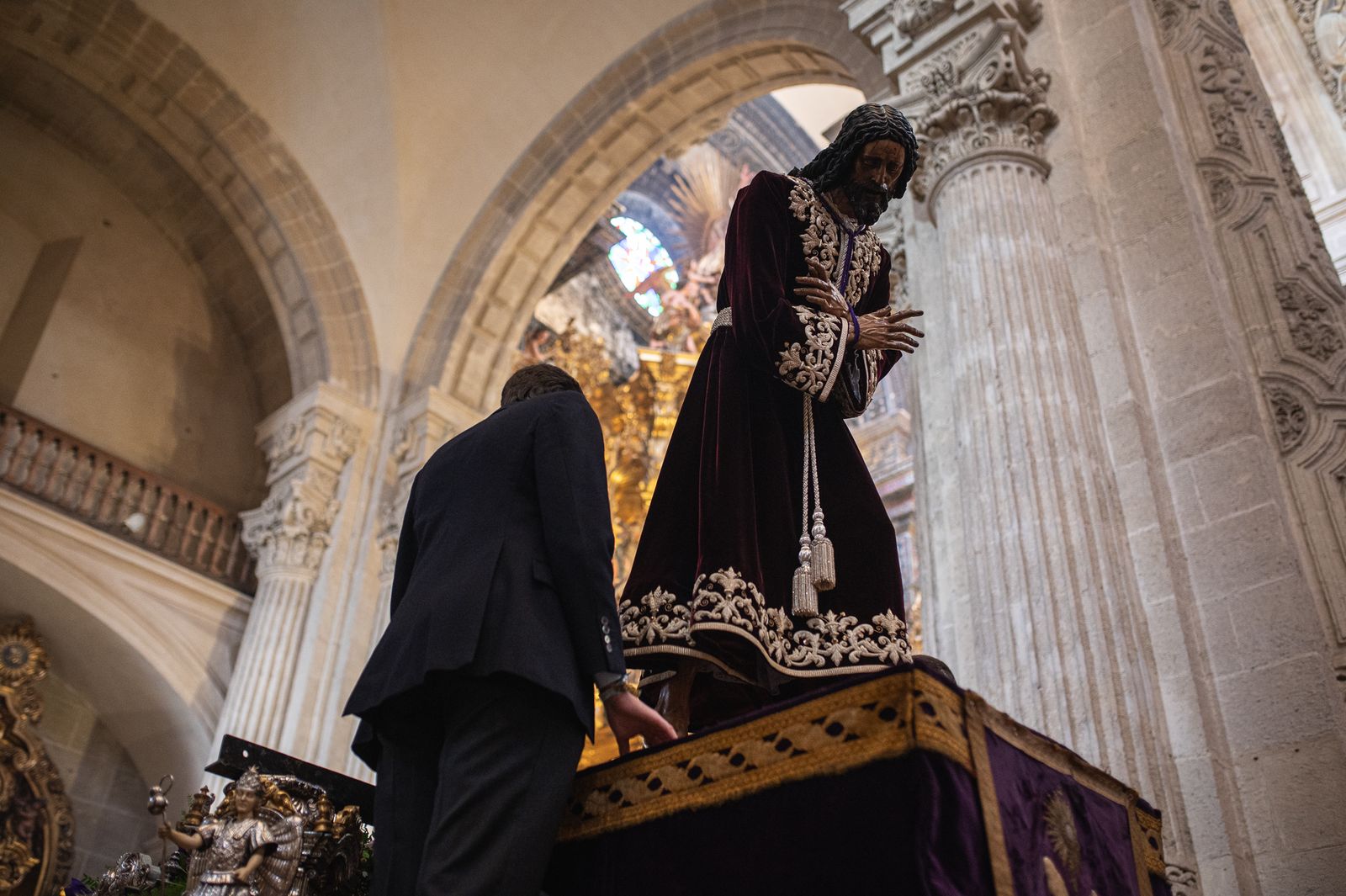 El traslado del Señor de Pasión a su paso, en imágenes