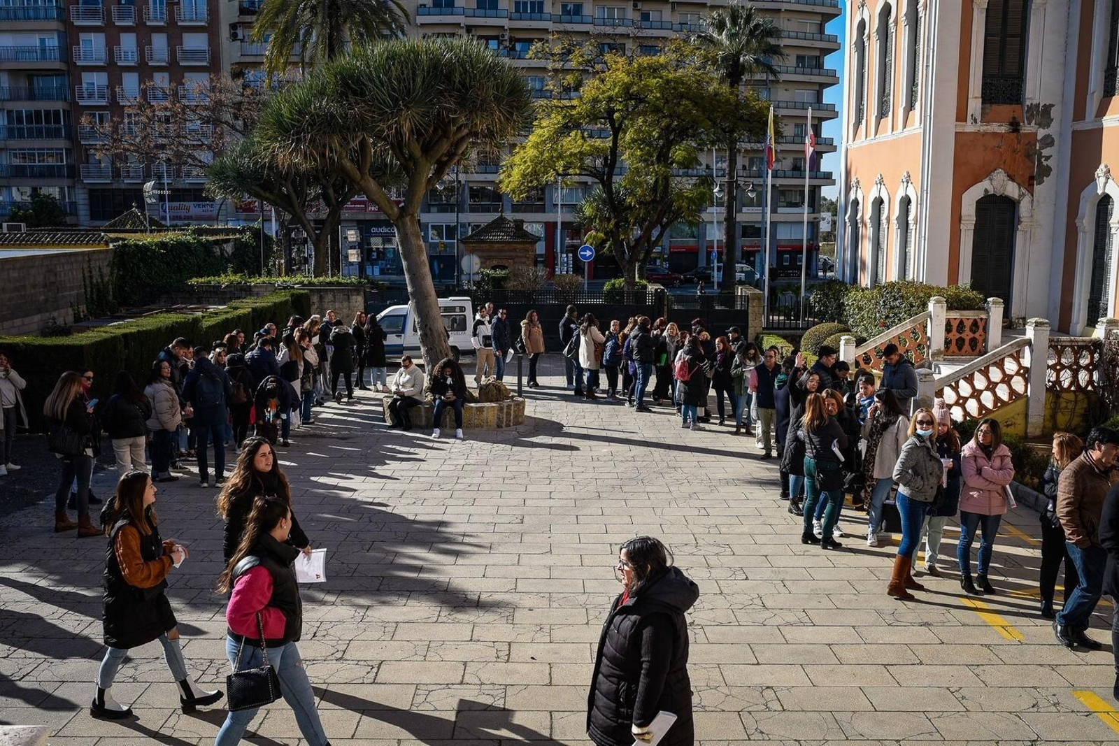 Largas colas de personas para acceder a las entrevistas.