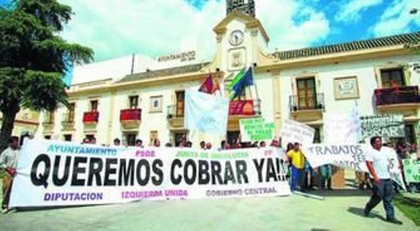 Acreedores de Burguillos Natural protestan ante el Ayuntamiento días después de la renuncia del alcalde socialista José Juan López, en 2009. Acreedores de Burguillos Natural protestan ante el Ayuntamiento días después de la renuncia del alcalde socialista José Juan López, en 2009.