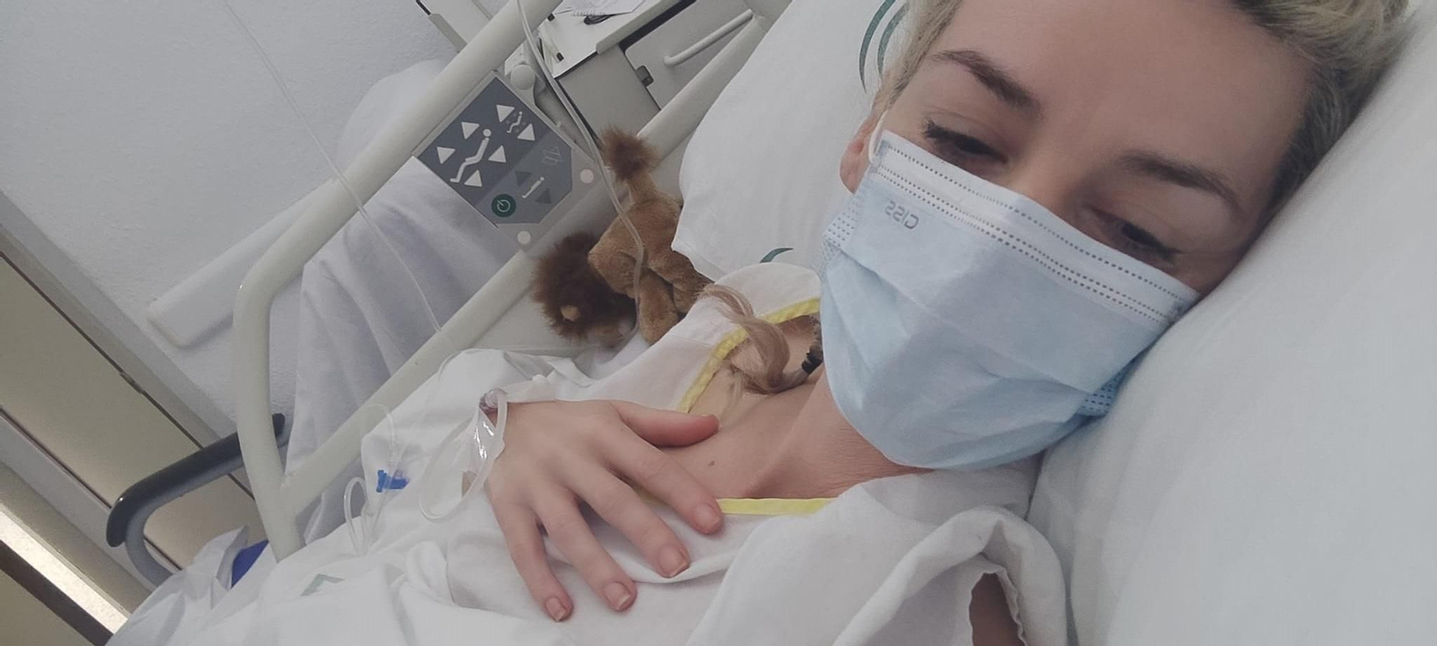 Antonia Macías, en una de sus estancias en el Hospital de Jerez.