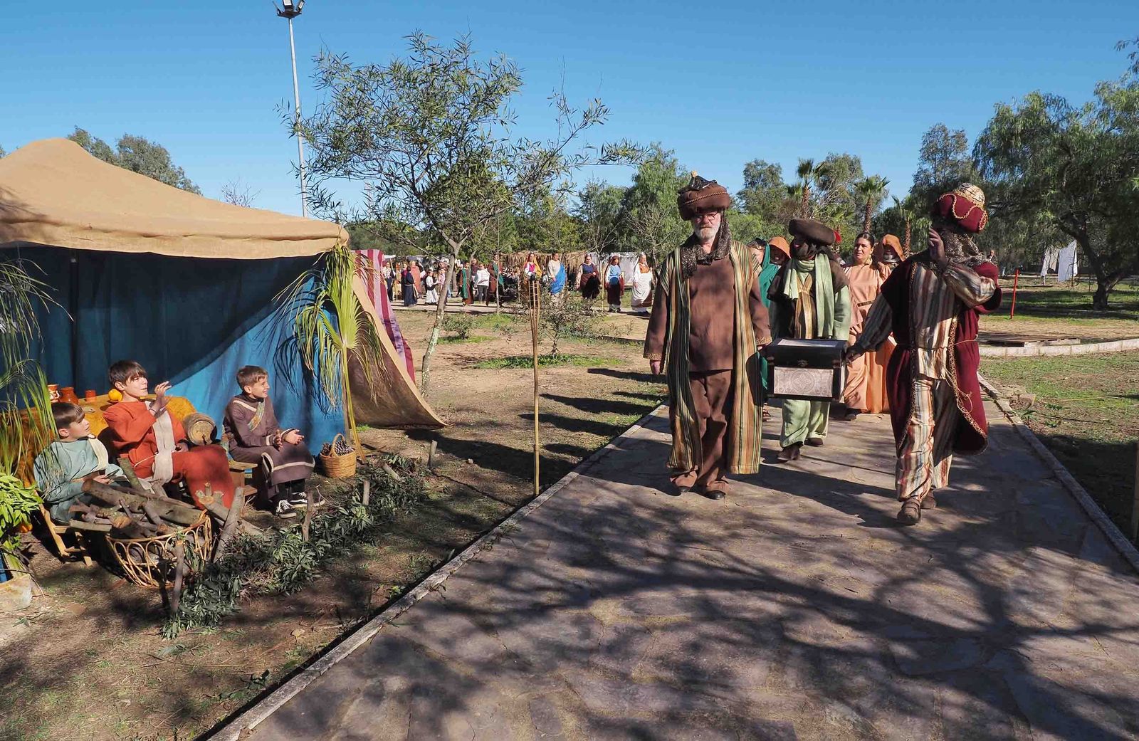 Las mejores imágenes de la recreación en Tharsis de la llegada del oro que llevarán los Reyes Magos a Belén