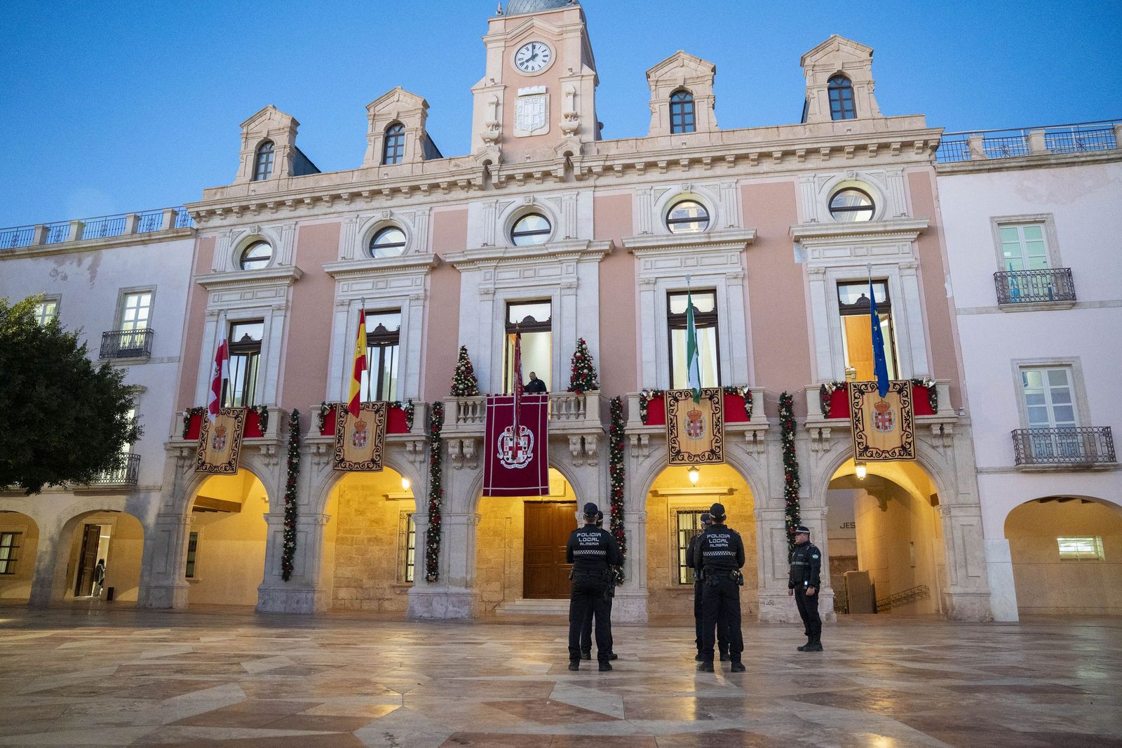 El Pendón vuelve a alzarse en Almería: memoria y ciudad bajo la luz de diciembre