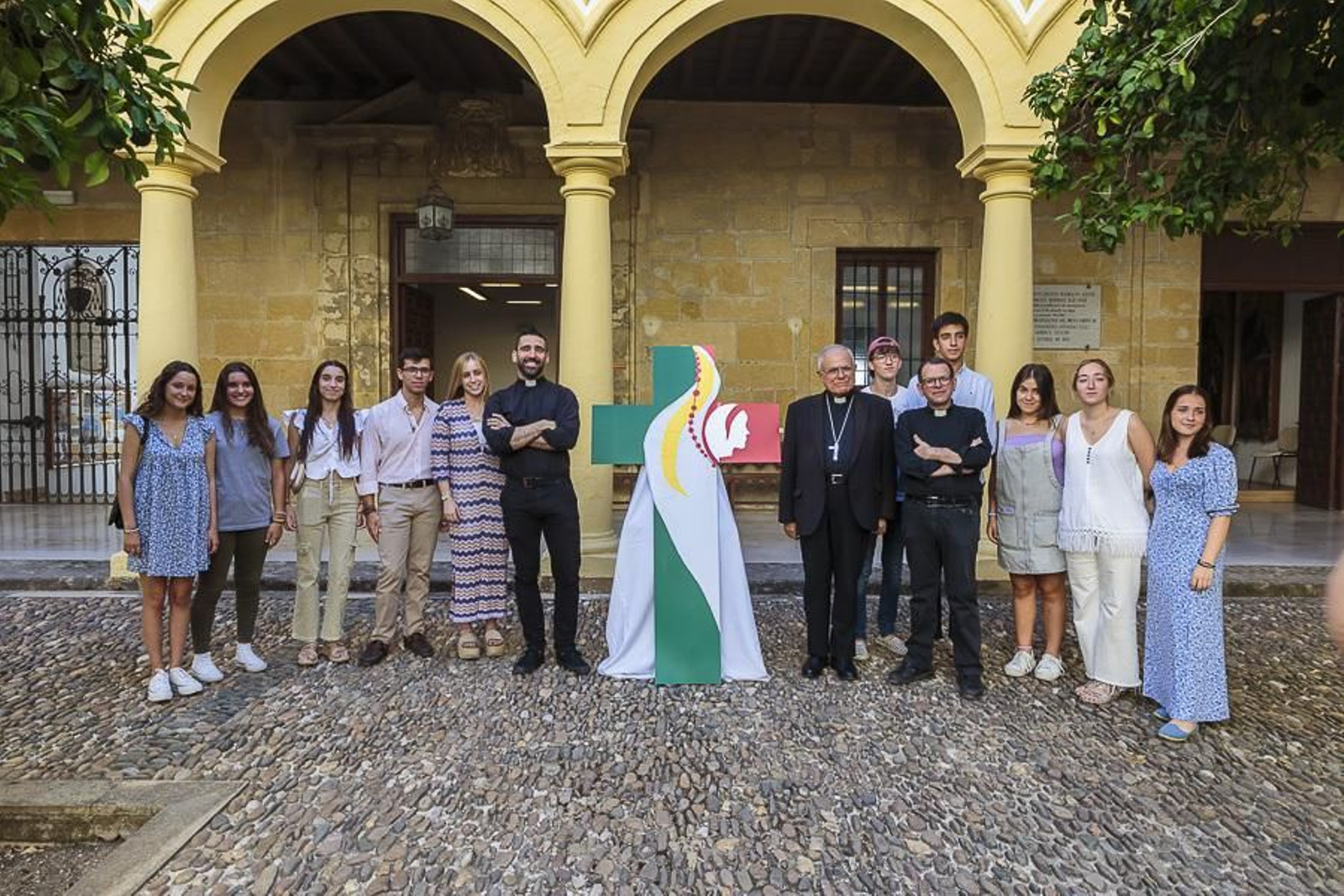El obispo de Córdoba posa junto a jóvenes y sacerdotes que participarán en la JMJ de Lisboa.