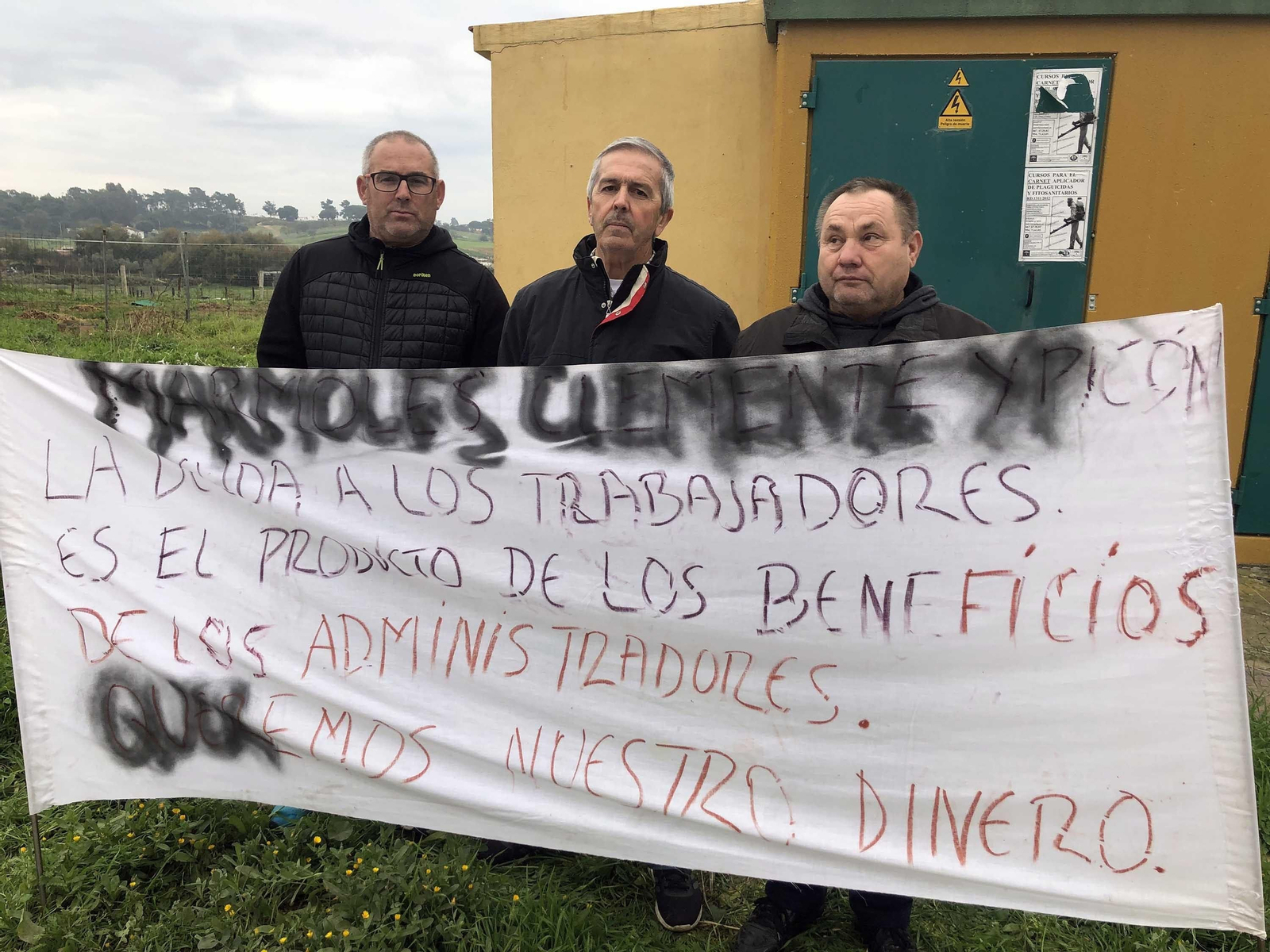 Los extrabajadores, ayer en la protesta a las puertas de la marmolería.