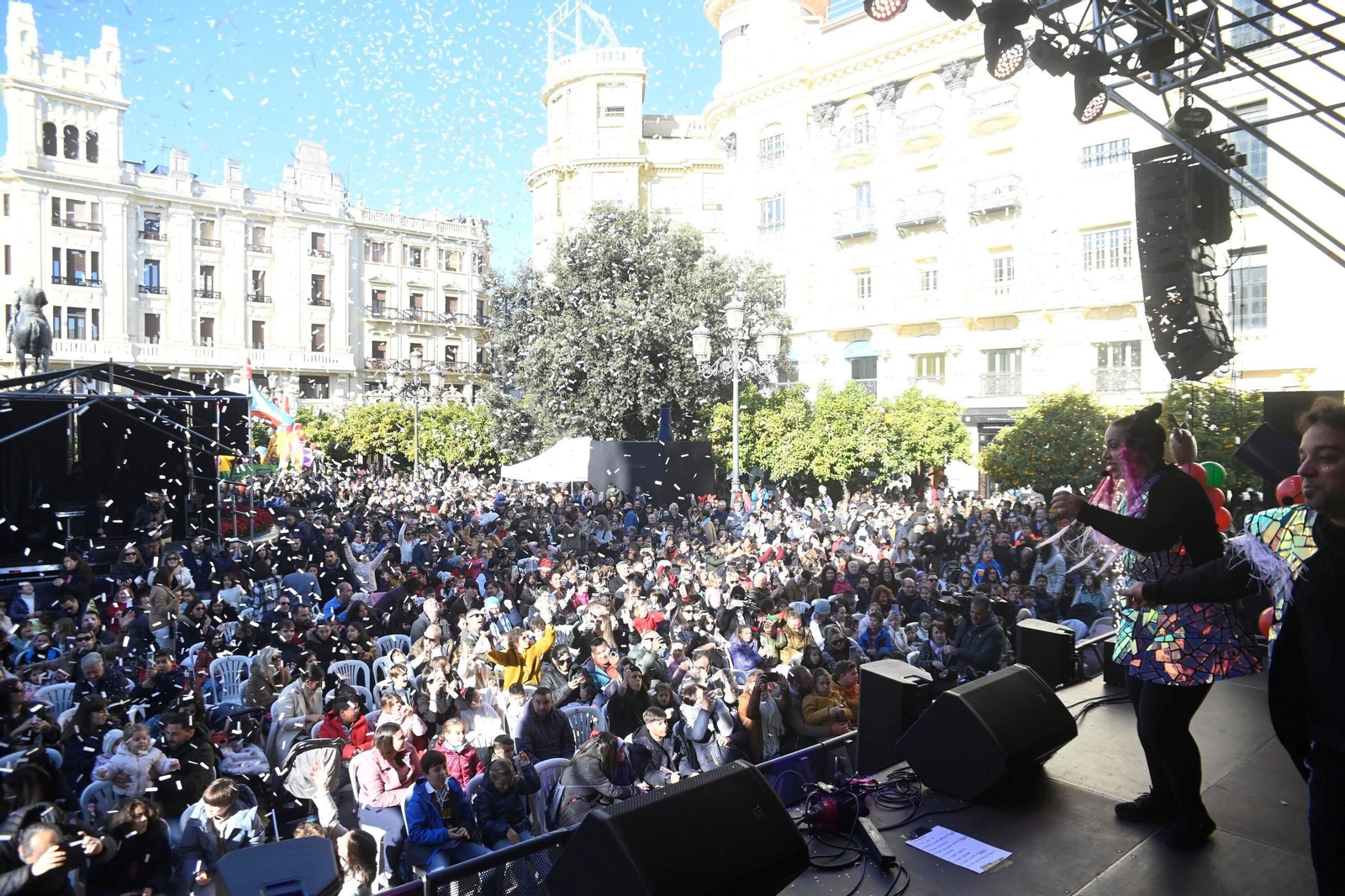 Los niños de Córdoba despiden 2024 con una fiesta infantil y campanadas en las Tendillas, en imágenes