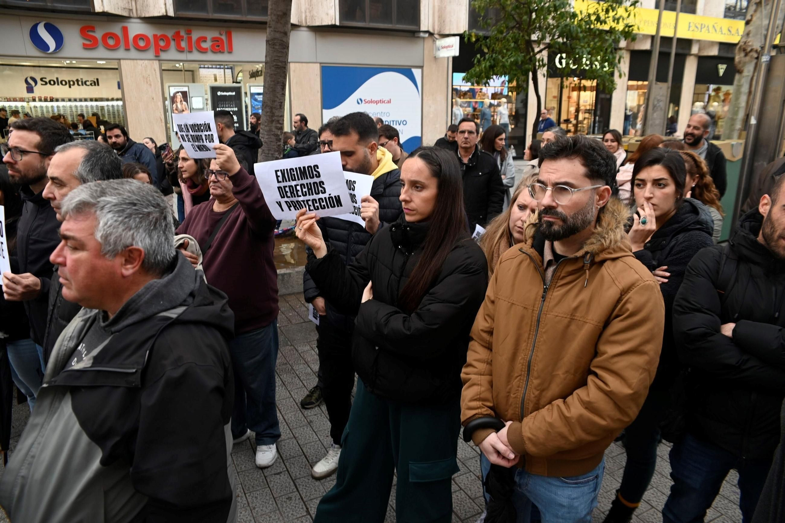 La concentración en Córdoba por la educadora social asesinada en Badajoz, en imágenes