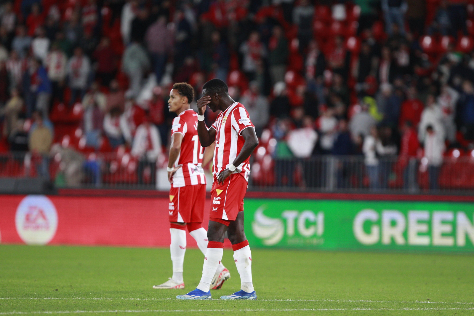Imágenes del partido de fútbol U.D. Almería-Real Betis Balompié