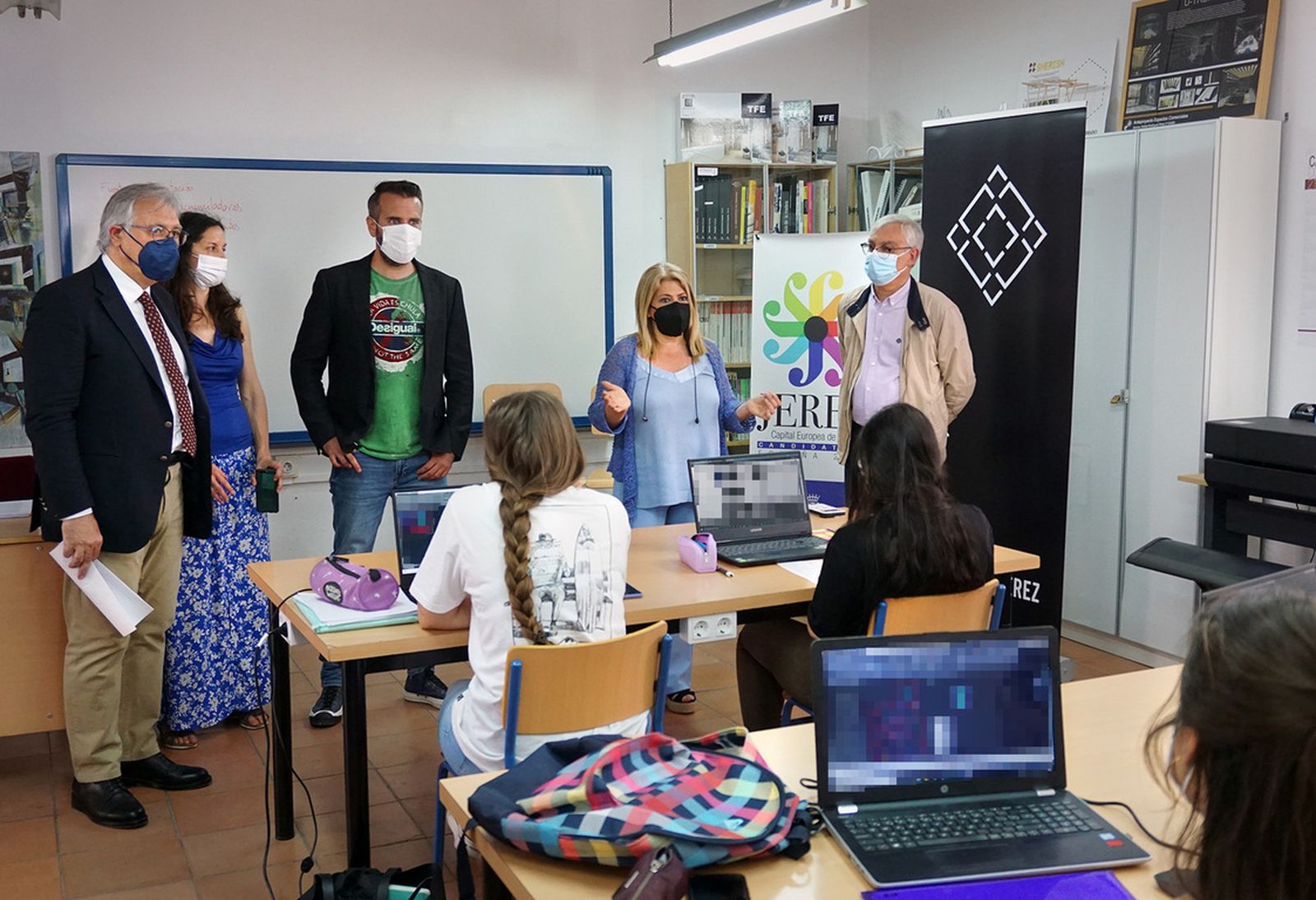 Un momento de la visita de la alcaldesa a la Escuela de Arte.