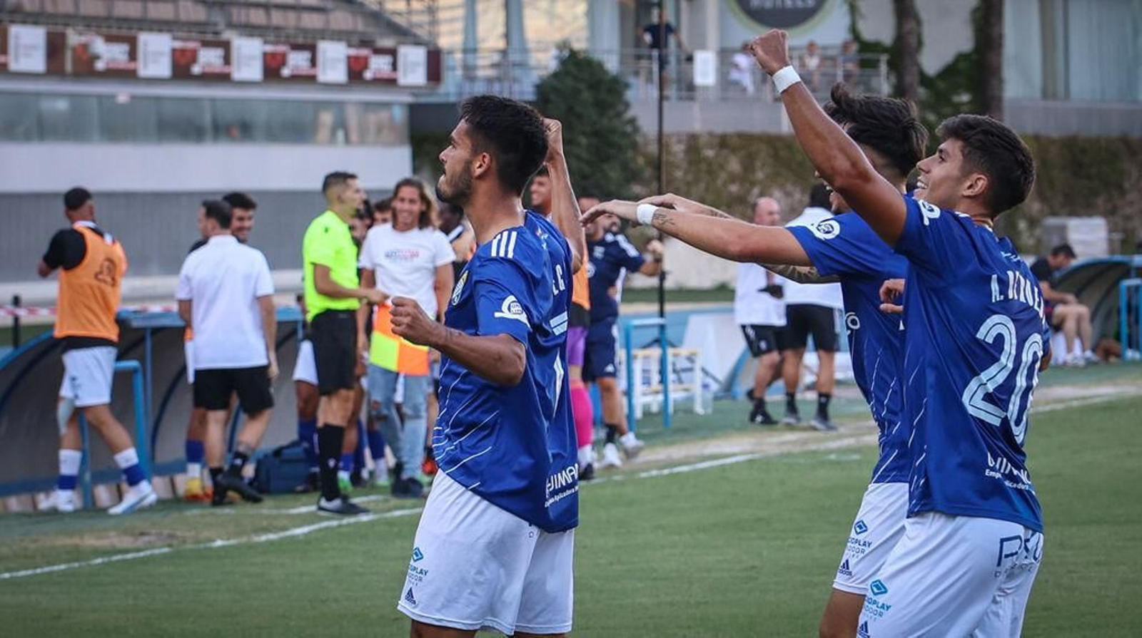 El delantero Diego Domínguez celebra su gol al Cartaya en Chapín.