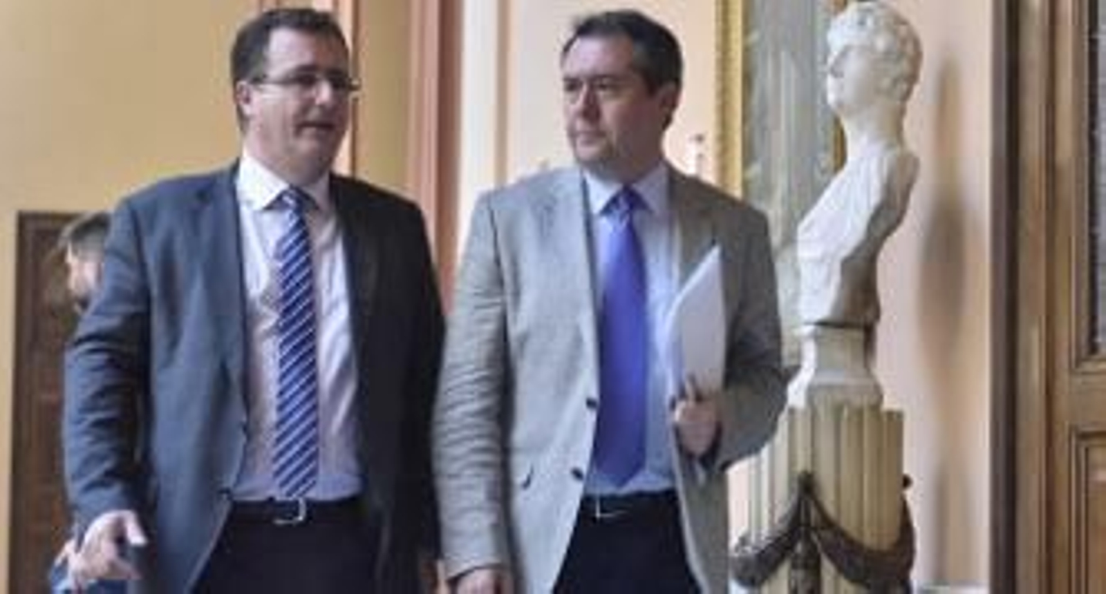 El delegado de Seguridad, Juan Carlos Cabrera, y el alcalde, Juan Espadas, llegan a la reunión del Cecop en el Ayuntamiento. / Juan Carlos Vázquez