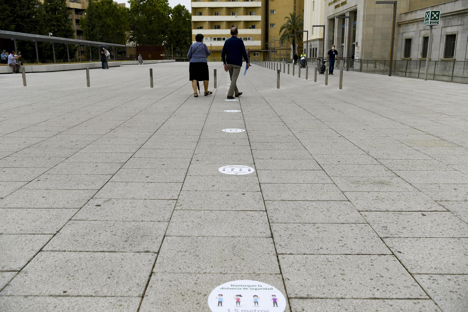 Señales indicadoras en la puerta del Hospital Virgen de las Nieves