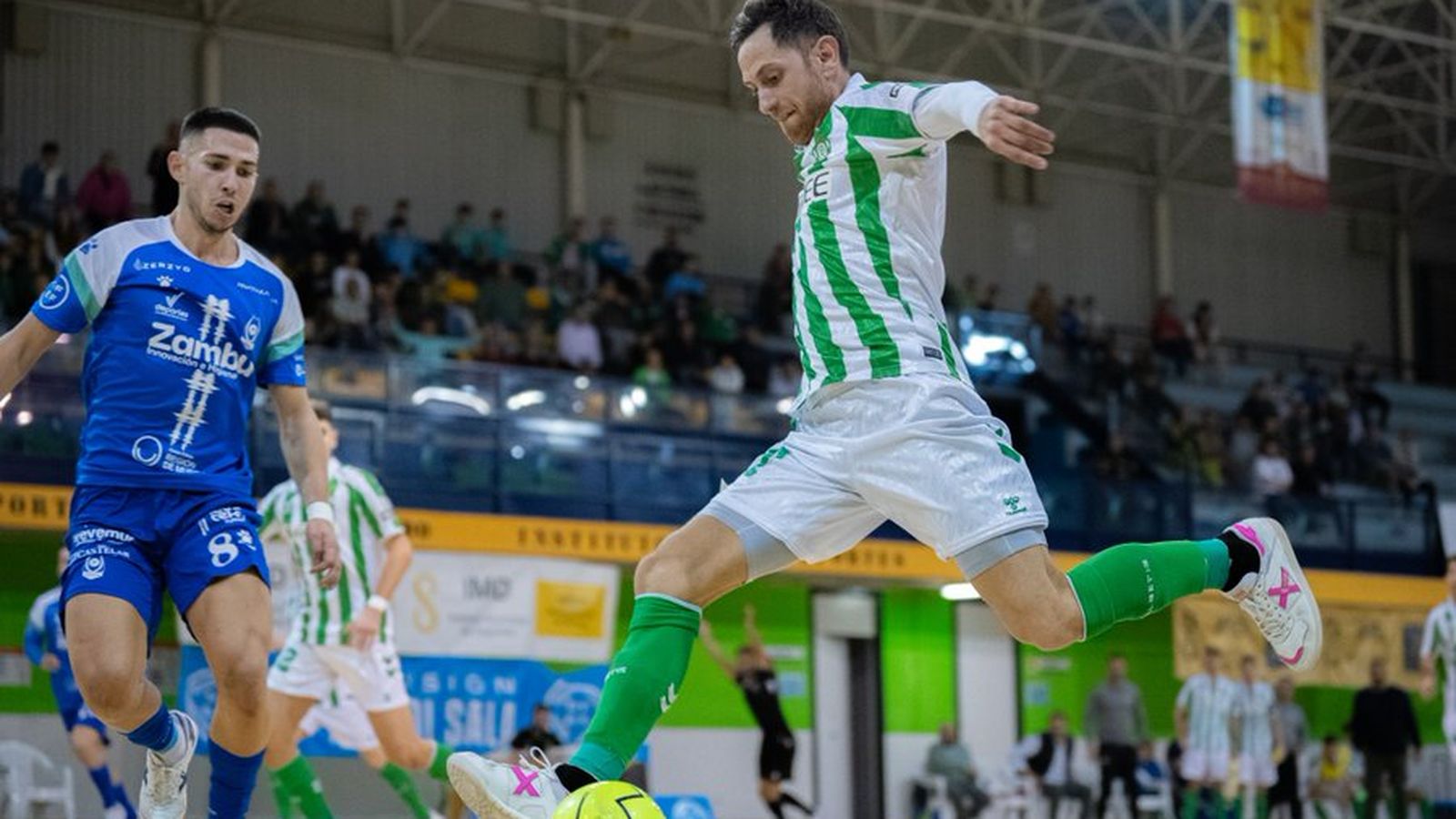 Lance del partido en Amate entre el Betis Futsal y el Zambú Pinatar.
