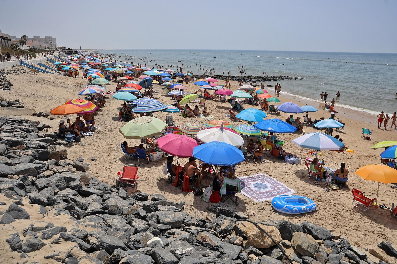 Imágenes del caluroso día en la playa de Matalascañas