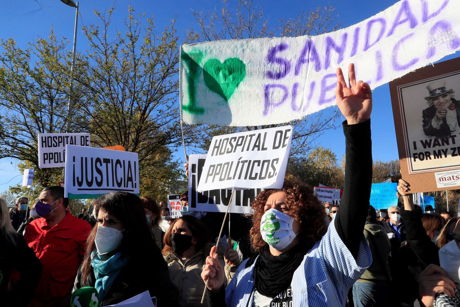 Vista de la protesta de personal sanitario en el exterior del hospital de Emergencias Enfermera Isabel Zendal, cuya inauguración tiene lugar este martes.