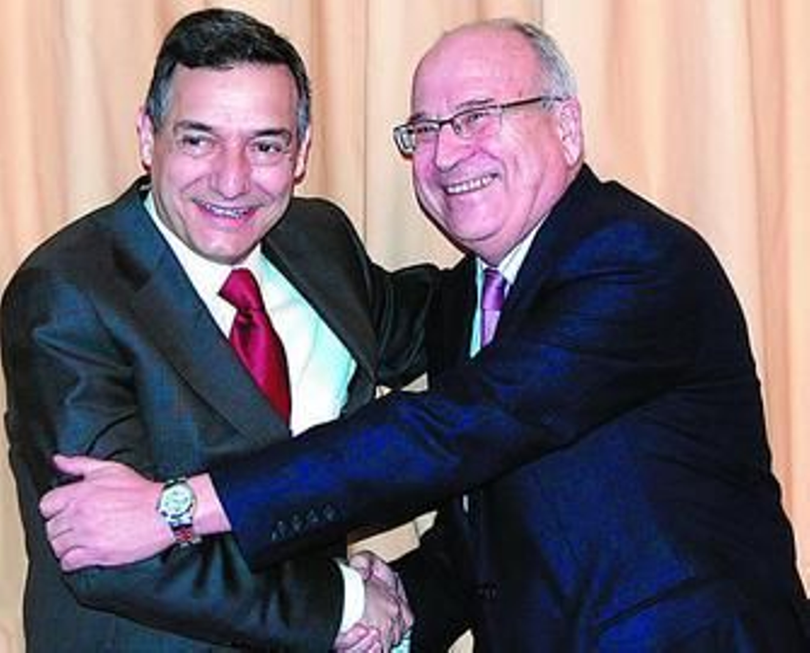 Pérez de Haro saluda a Ramón Segura, ayer, tras acceder al cargo.