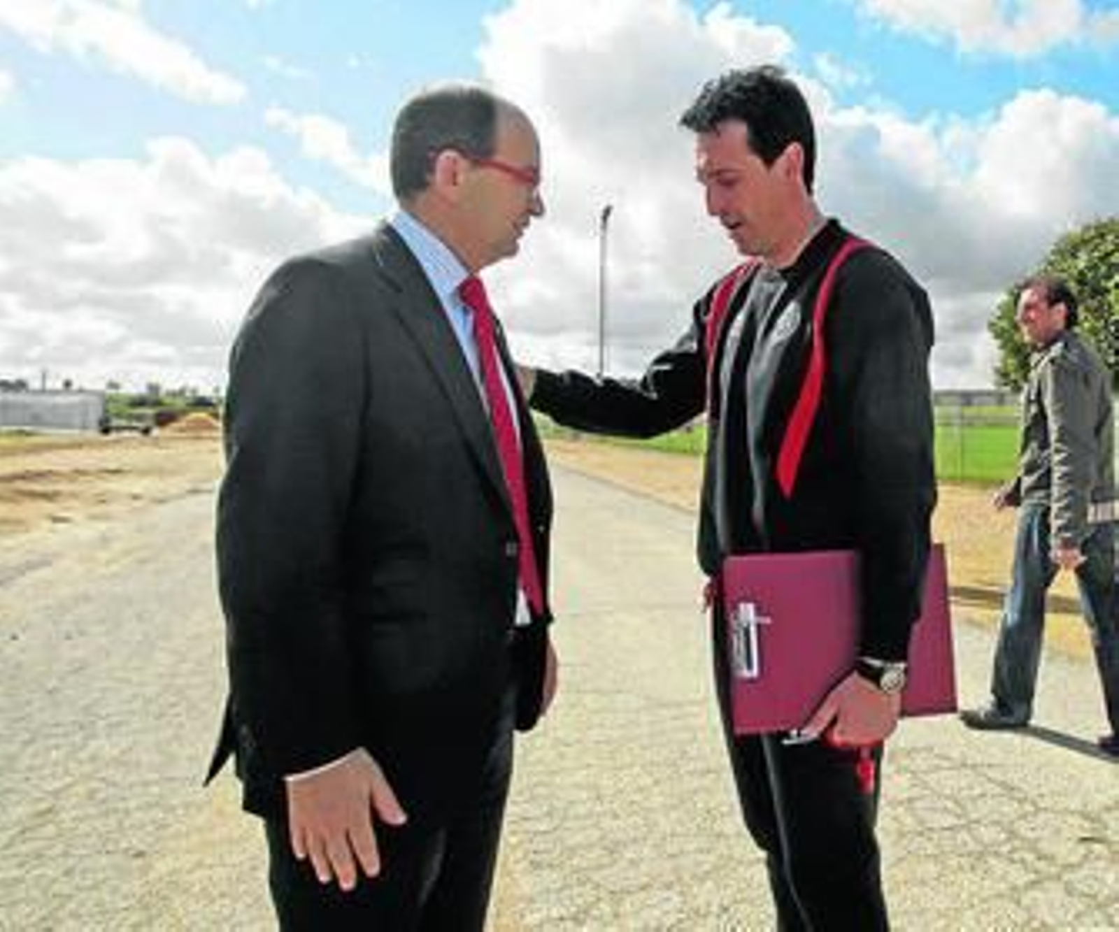 José Castro charla con Emery en una imagen reciente.