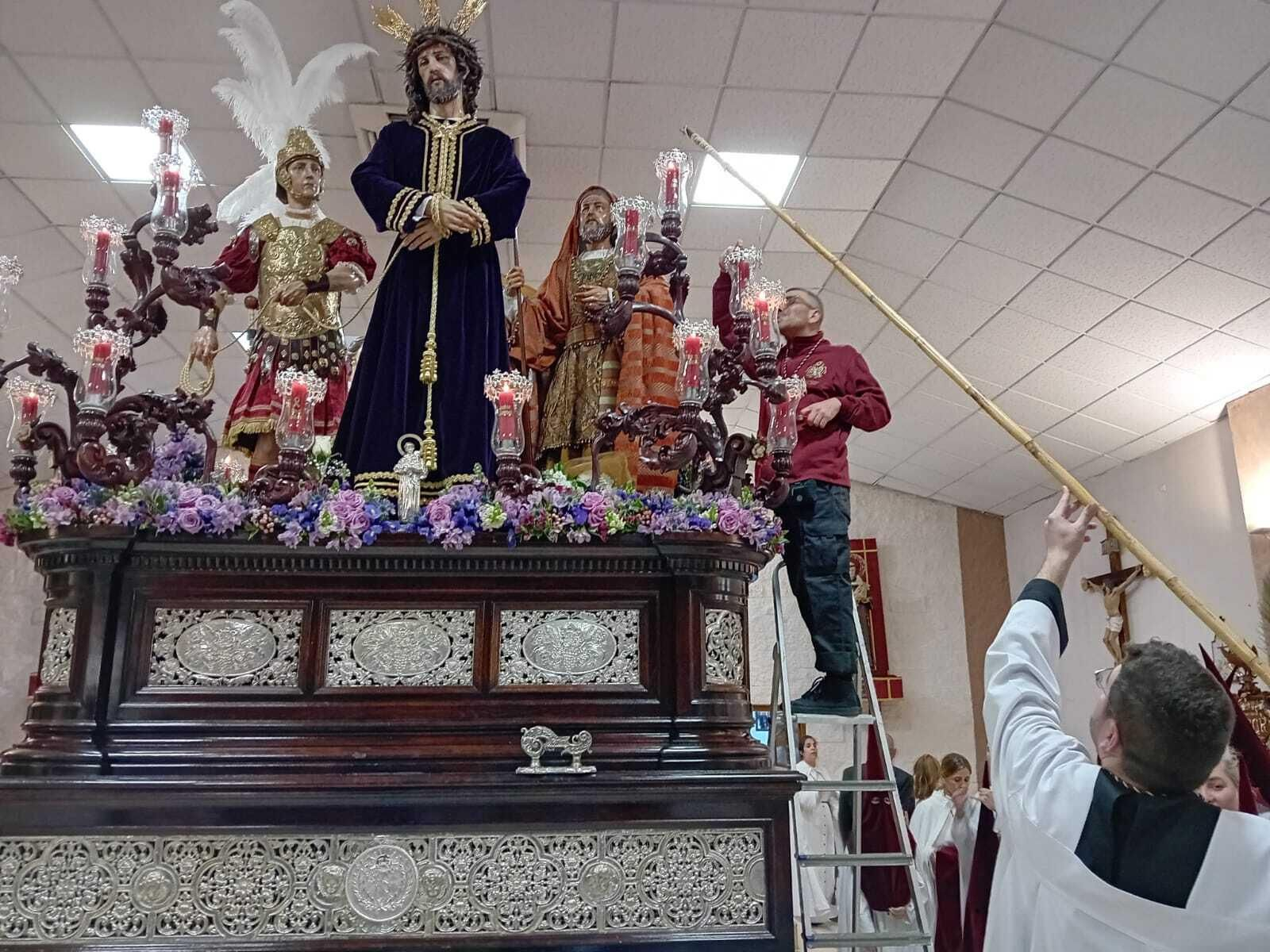 Las imágenes del Martes Santo en Chiclana 2024: El Amor y Afligidos