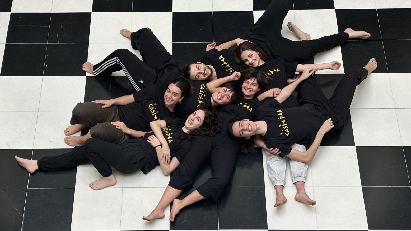 El joven elenco de 'Un cuento de mamarrach-Hadas'