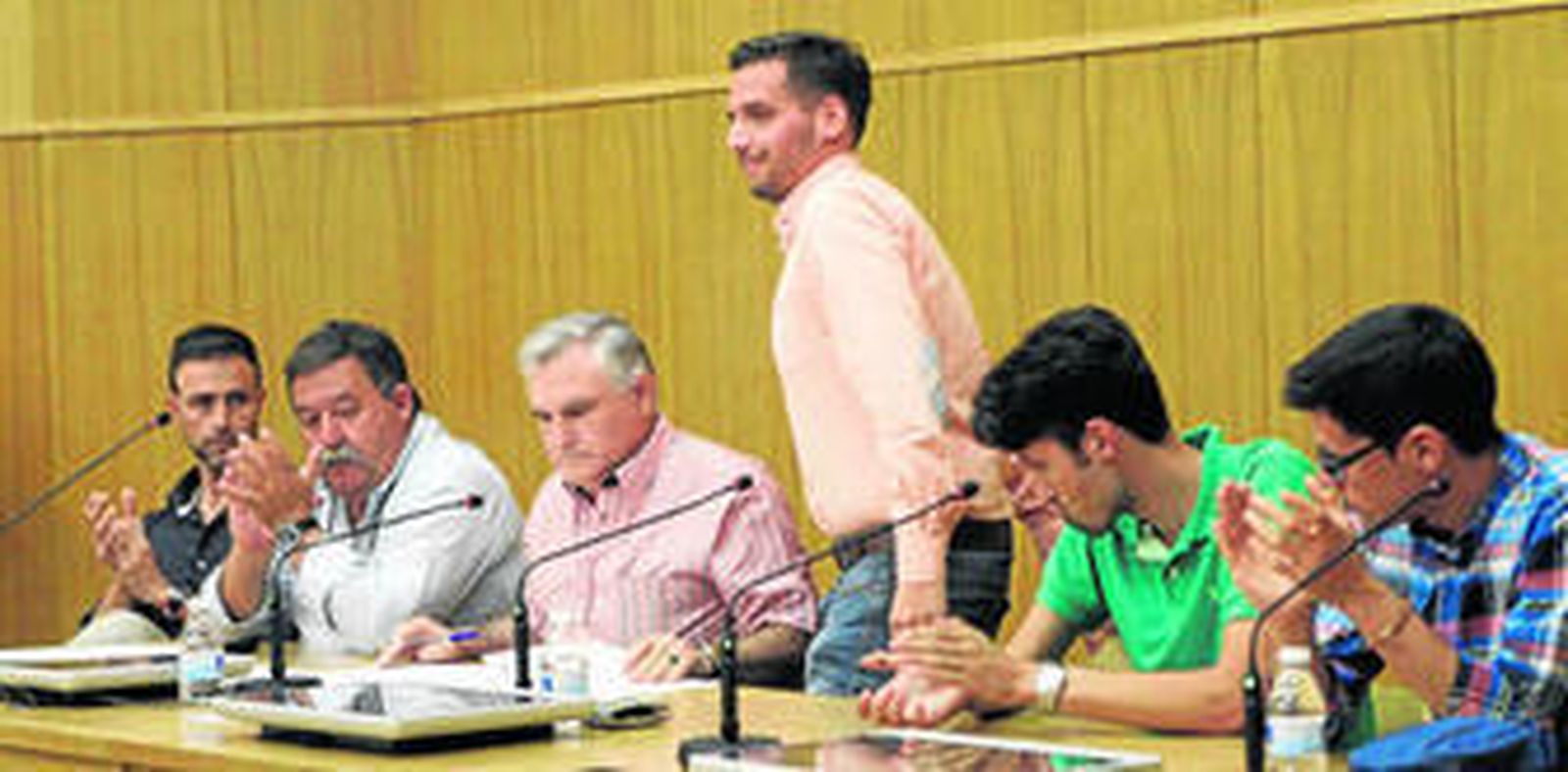 Momento en el que Francisco Javier Gudiel se levanta entre aplausos tras dimitir como presidente del Algeciras CF.