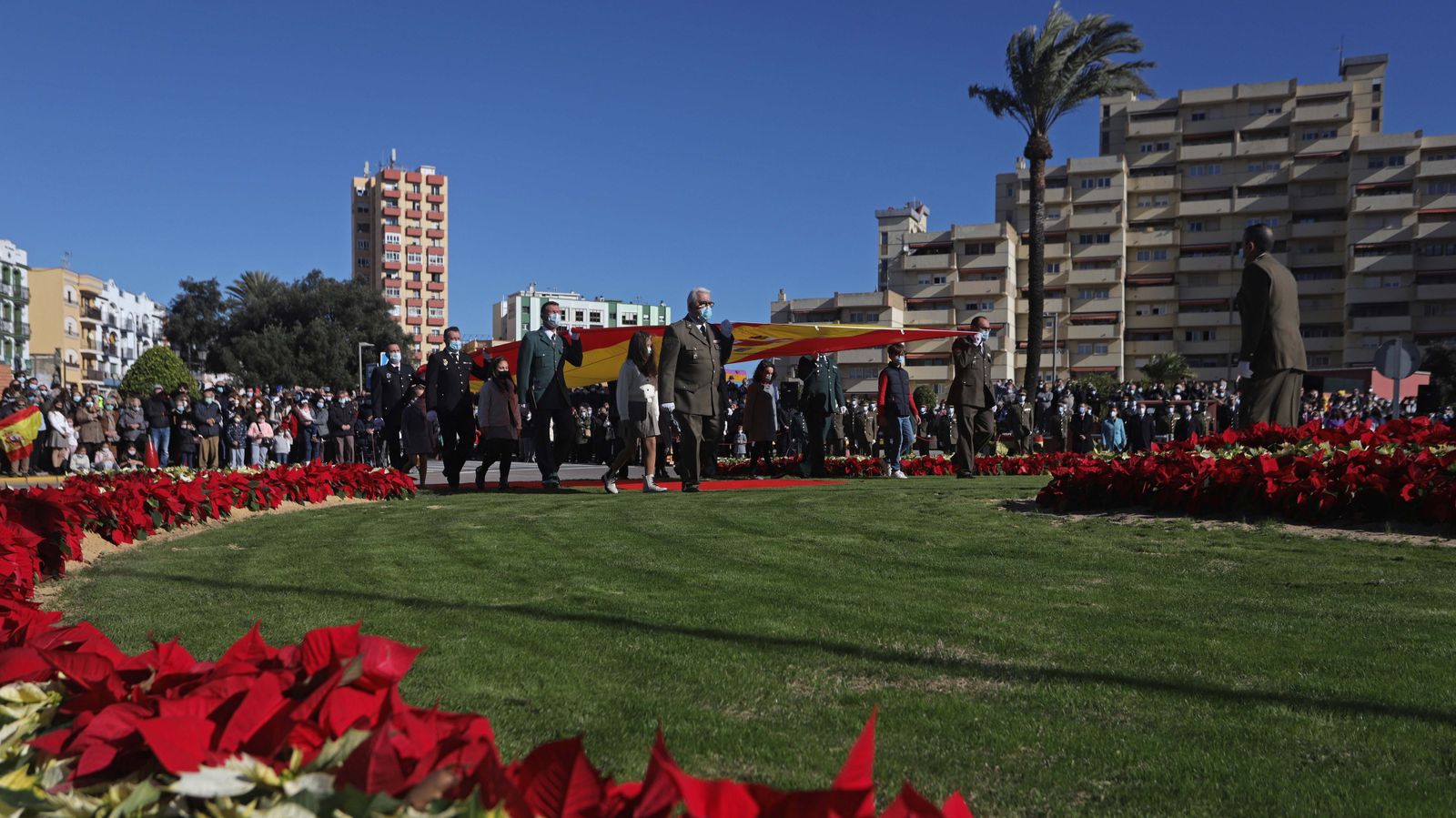 Fotos del izado de la bandera de España en La Línea