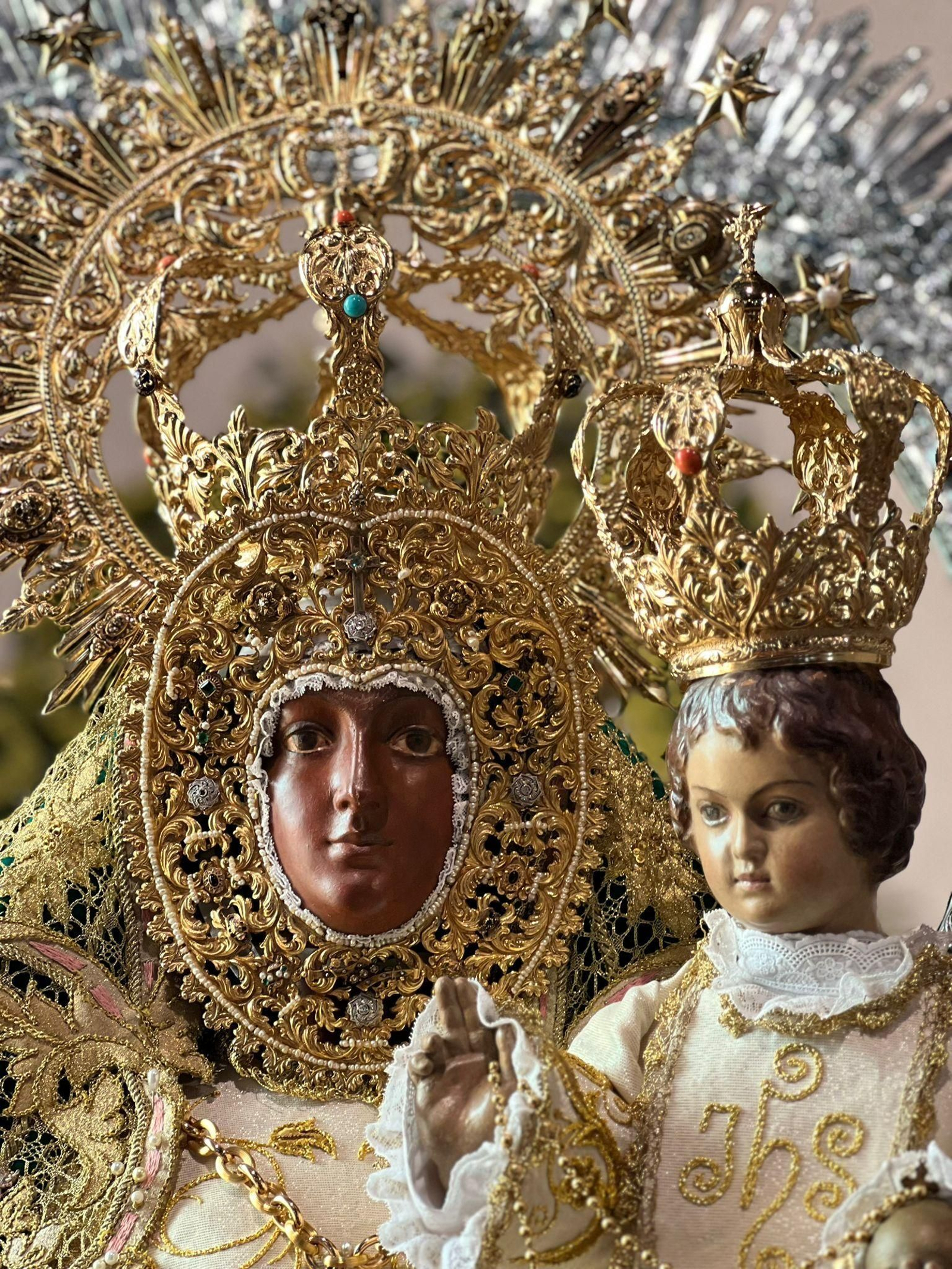 En imágenes: La patrona de Santisteban procesiona y renueva su mayordomía otro Pascuamayo