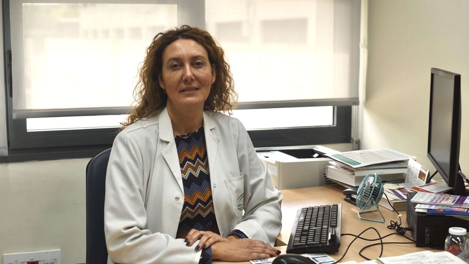 La hematóloga del Hospital Reina Sofía Mamen Fernández, en su despacho.