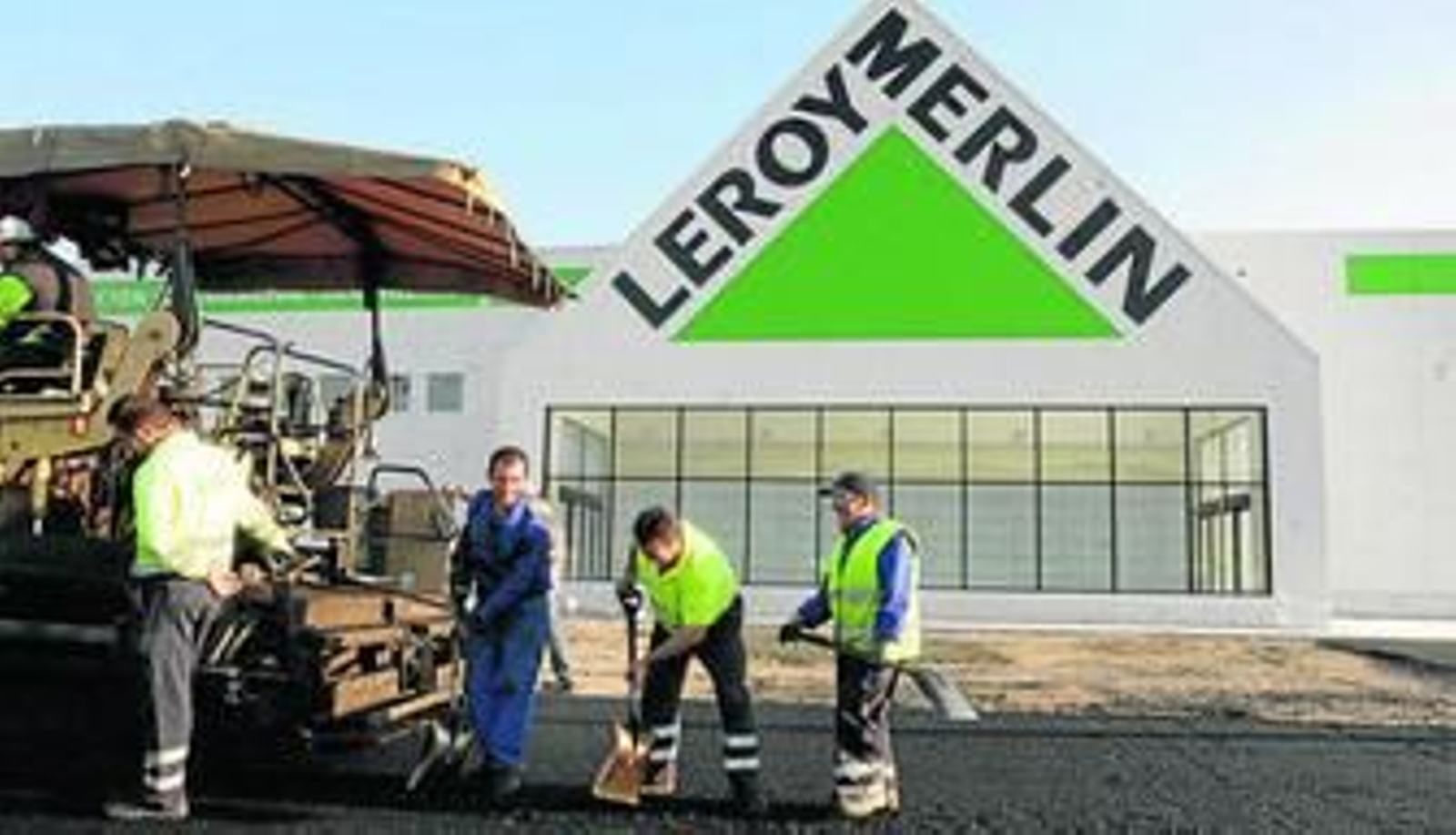 Los obreros trabajan en la construcción del local de Leroy Merlin.