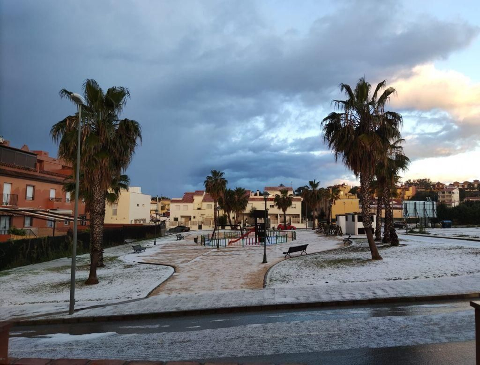 La granizada en la playa de Benajarafe, en fotos