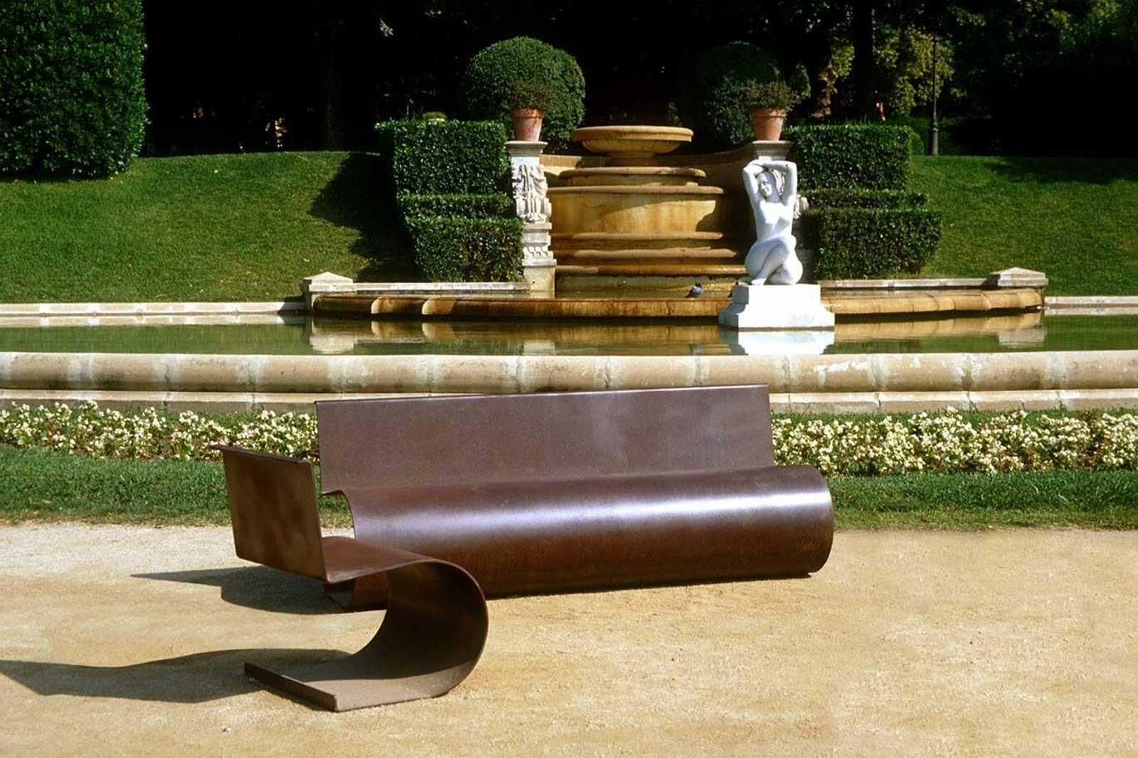 Banco y silla modelos Bagdad Café, de Escofet.