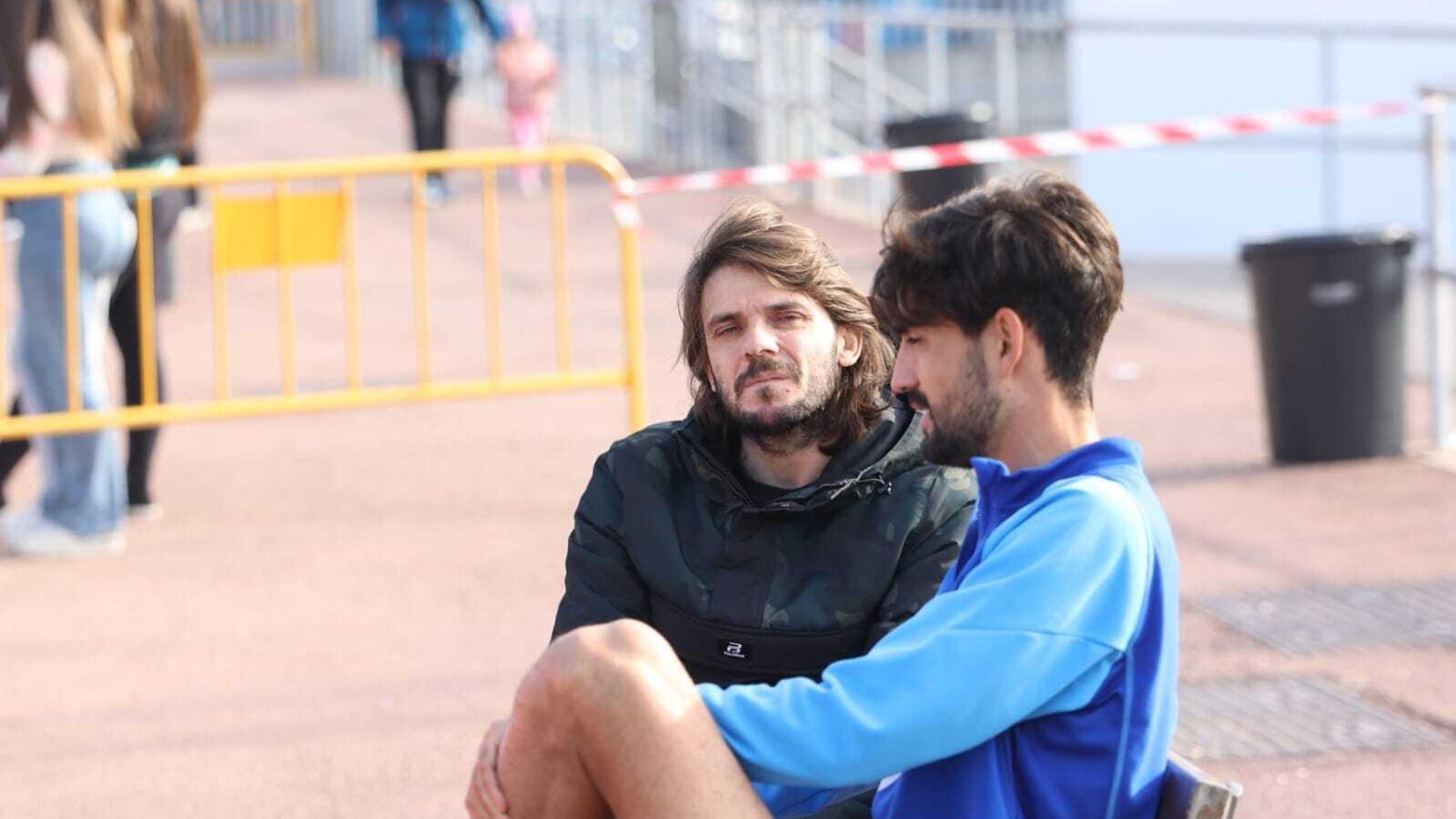 Reina sigue el entrenamiento desde fuera junto a Migue García.