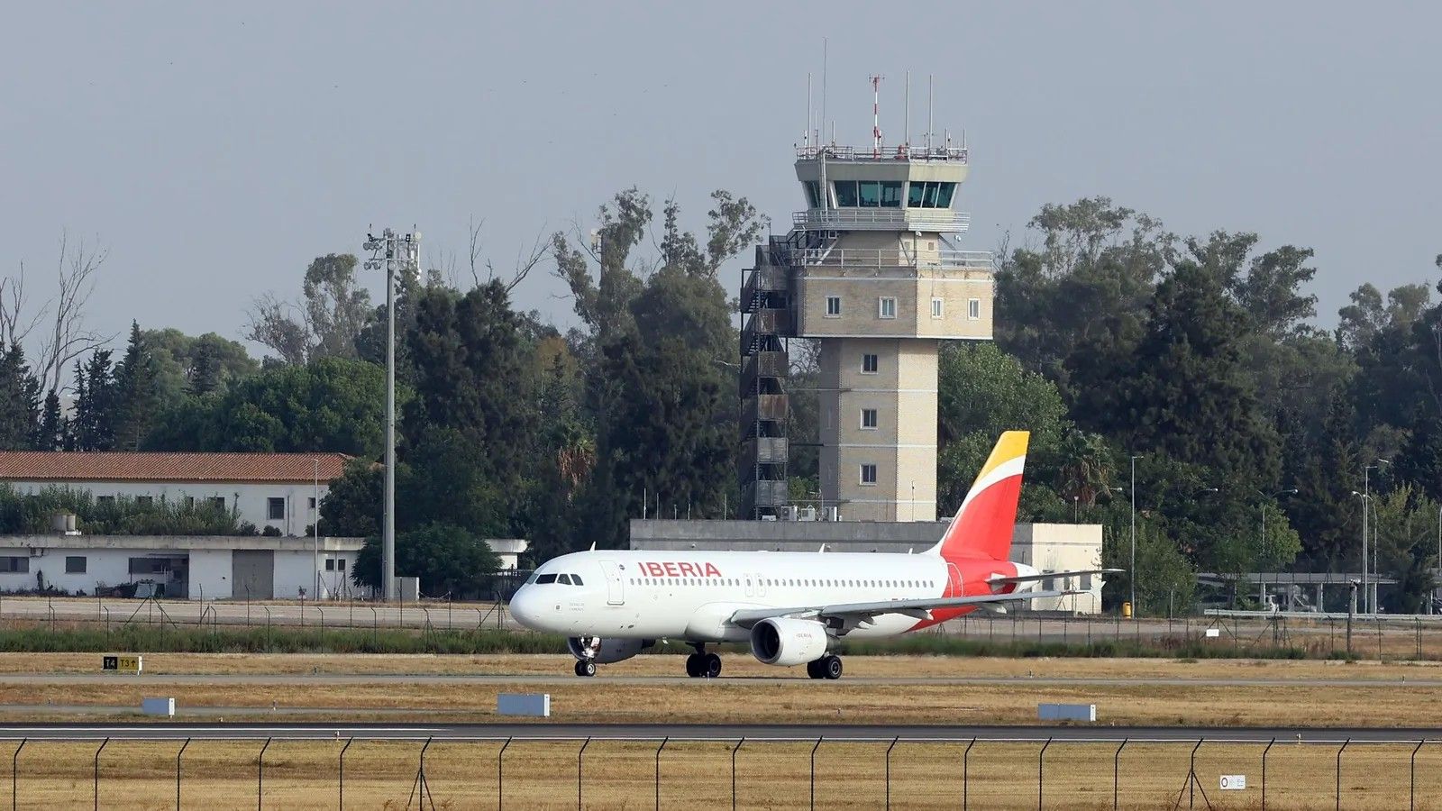 Un avión de la compañía Iberia, en la pista del Aeropuerto de Jerez.