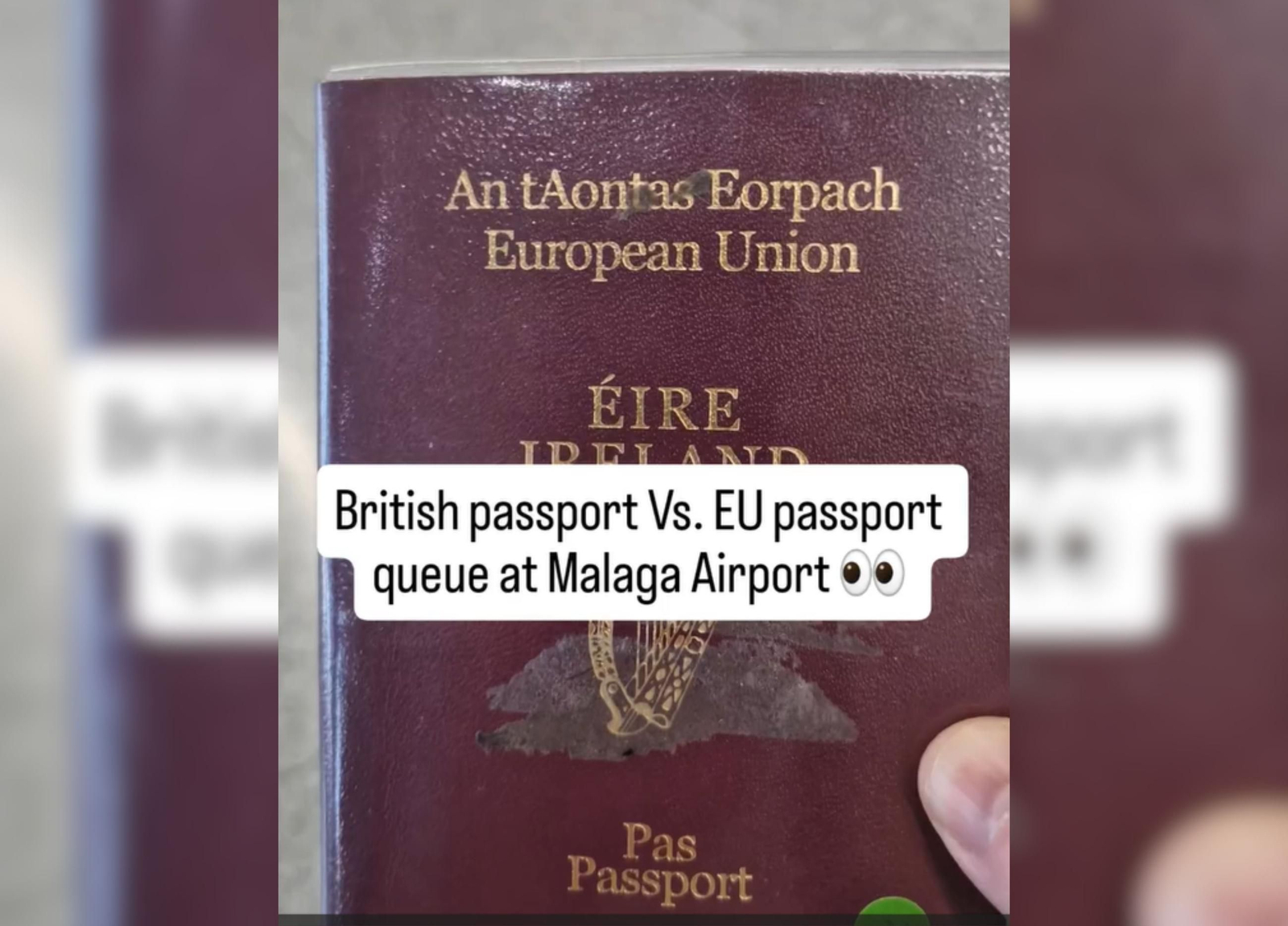 Un cómico irlandés muestra la diferencia de colas entre su pasaporte y el de sus vecinos británicos en el aeropuerto de Málaga