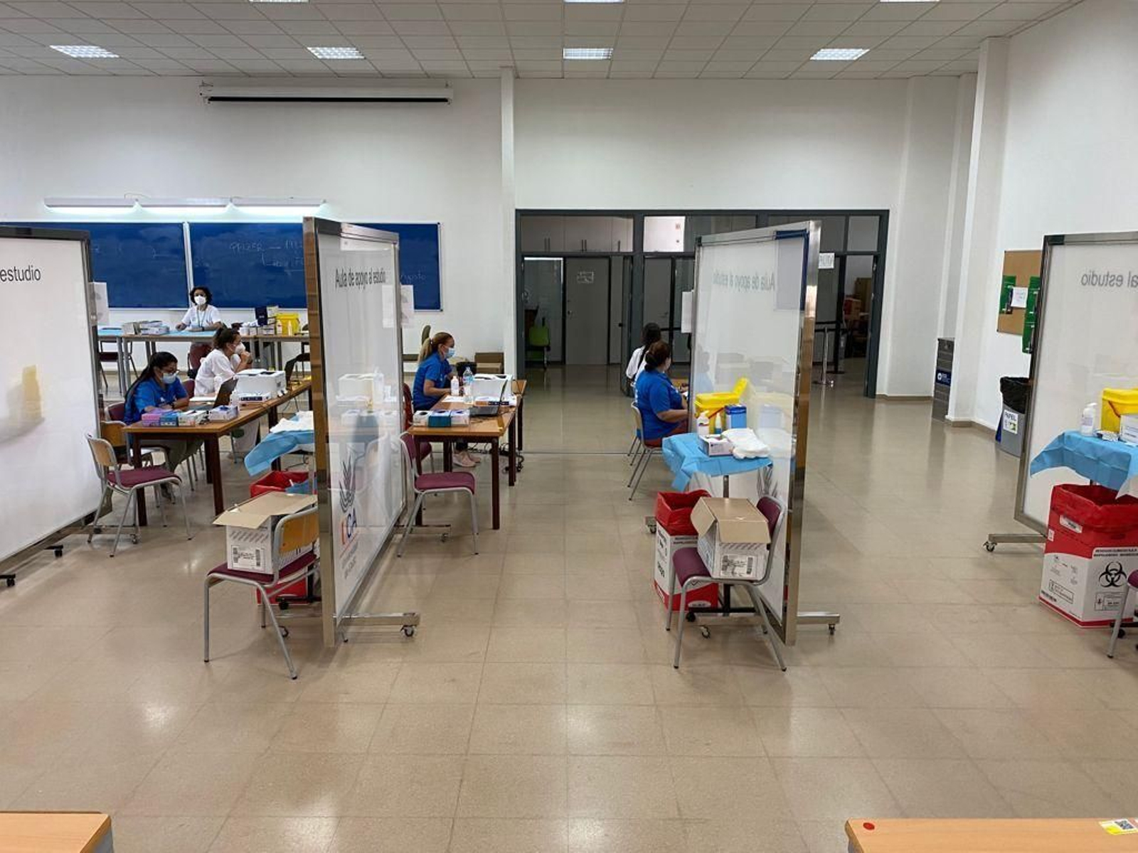 Puestos de vacunación preparados para la jornada sin cita previa en el Campus de La Asunción, este martes.