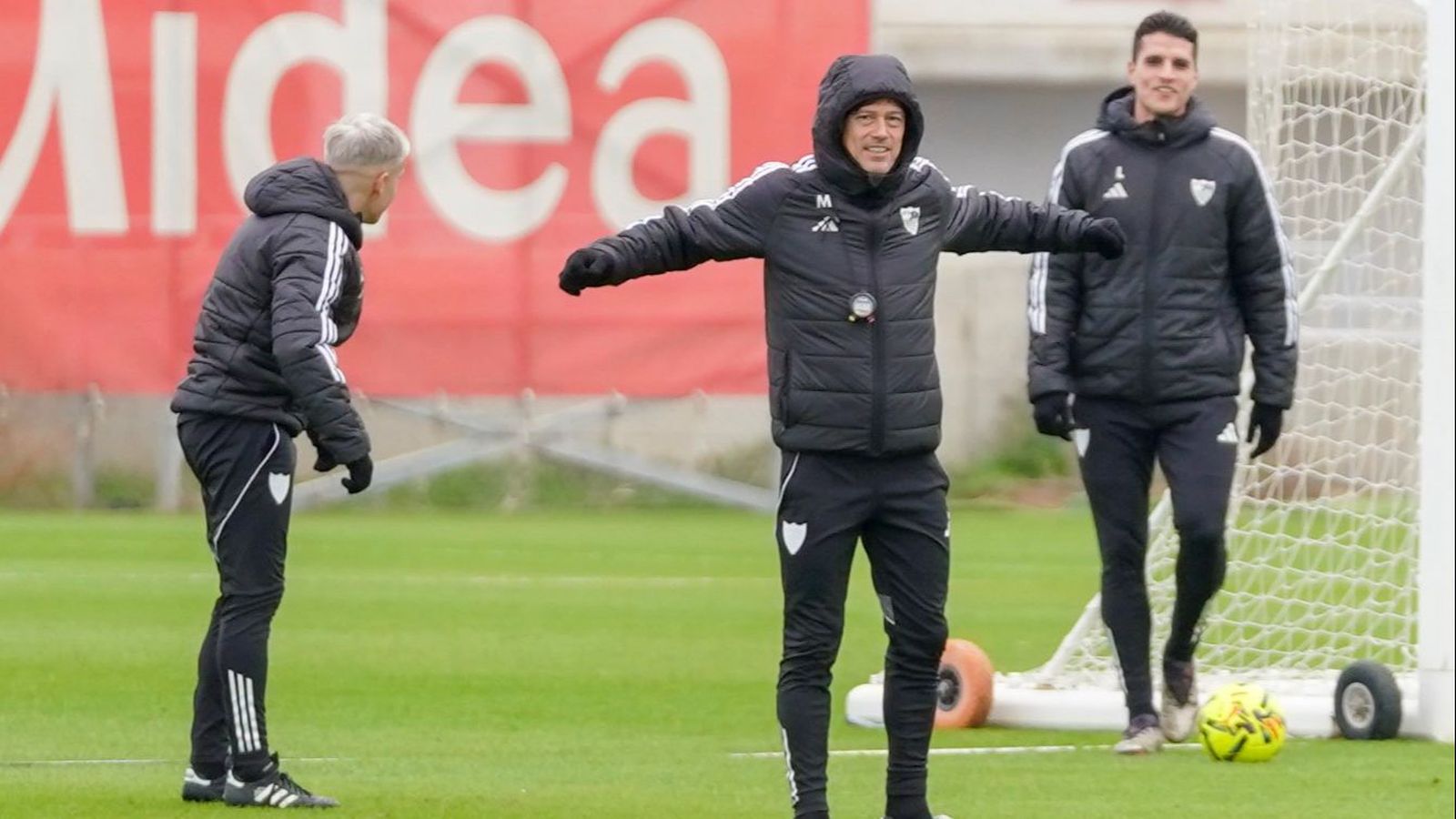 Matías Almeyda en un entrenamiento junto a Lamela y Javi Martínez.
